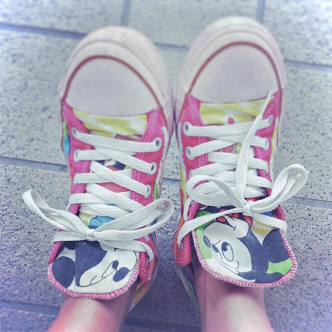 marikoのインスタグラム：「▶︎ remake sneaker / converse  USAヴィンテージの生地を縫い付けて リメイクしてあるコンバース だからある意味世界で1足だけのスニーカー♡ 確か私が20代に買ったからもう少しで 20年物位になるような… リアルヴィンテージになってる♡!!!笑 大切にしてるからまだまだ選抜メンバー♡ (ほぼシューズラックに飾ってる。笑)  ・ ・ ・ #vintagesneakers#converseallstar  #conversesneakers#micky」