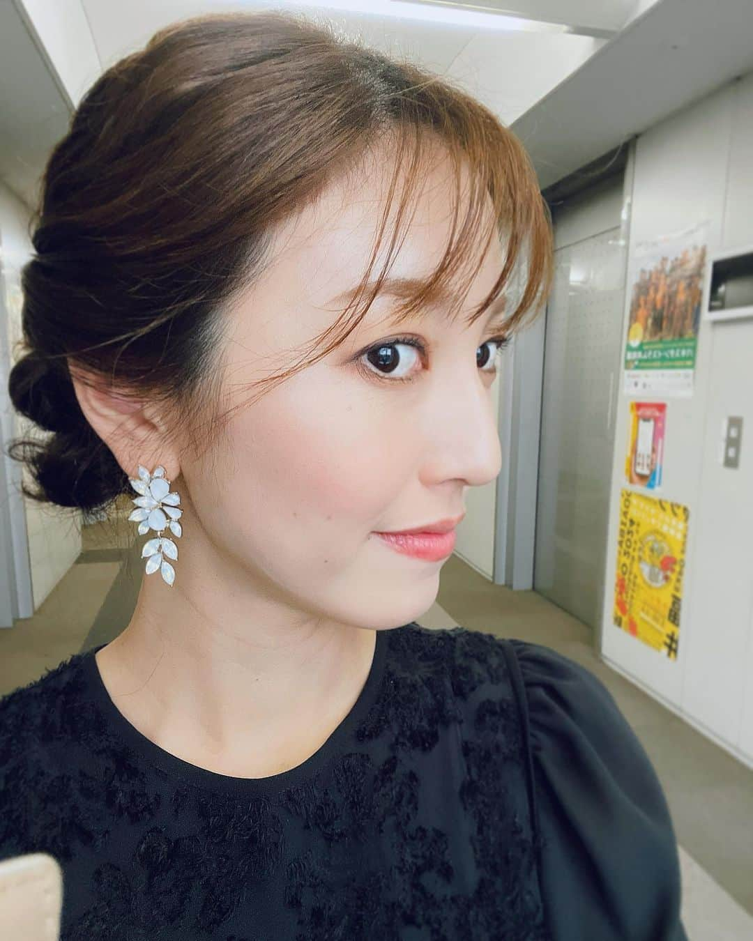 小澤陽子のインスタグラム：「💇🏼‍♀️  GⅠの谷間週だけど、 国内外でビッグレース目白押しだった今週🐎  いつもよりドレッシーな衣装だったので、 アクセサリーや髪型も合わせて👗 結婚式のお呼ばれにも使えそう☺️  辛め・面長な顔立ちに合わせて、 いつも気を付けているポニーのPOINTを ３枚目に入れてみました📝👱🏻‍♀️  #スーパーKEIBA #面長髪型  #ポニーテール  #結婚式ヘアアレンジ #本日の髪型と衣装🌸」