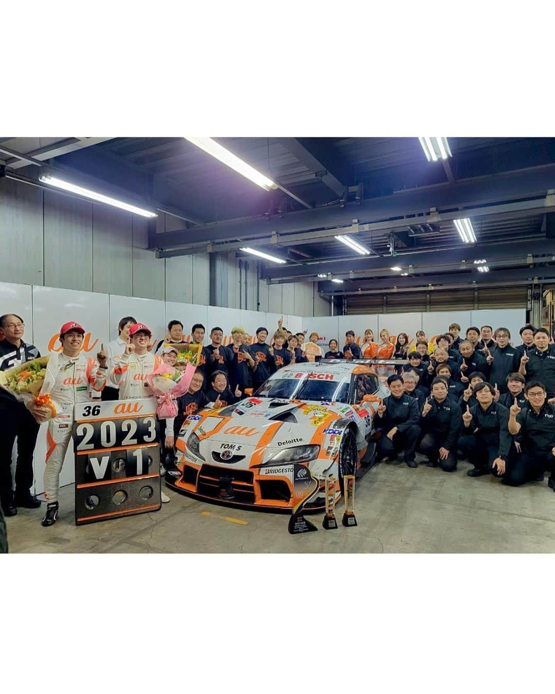 央川かこさんのインスタグラム写真 - (央川かこInstagram)「SUPER GT 2023🏁 "TGR TEAM au TOM'S" 36号車は 最終戦優勝 &シリーズシャンピオンに なることができました🎊👏👏  絶対にチャンピオンになると信じて 今シーズン全力で応援してきたし、 auサーキットクイーンになって2度目の シリーズチャンピオンの瞬間に立ち会えて 本当に本当に嬉しかった😭✨  最高のチームでレースクイーンを させて頂けたことを改めて誇りに思います！！  1年間36号車へのたくさんの熱い応援 本当にありがとうございました🙇‍♀️🧡 ・ ・  #SUPERGT #モビリティリゾートもてぎ #tomsracing #36号車 #au #auTOMS #チャンピオン #優勝 #auサーキットクイーン #レースクイーン #モデル #ダイエット #トレーニング #筋トレ #ファスティング #ハーフアップ #ゆる巻き #ヘアアレンジ」11月5日 20時15分 - kako.717