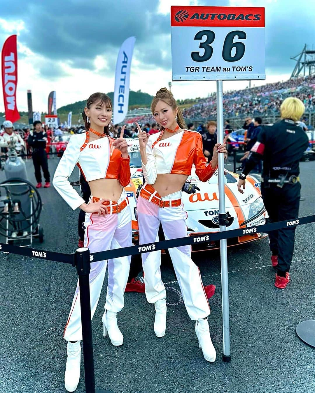 央川かこさんのインスタグラム写真 - (央川かこInstagram)「SUPER GT 2023🏁 "TGR TEAM au TOM'S" 36号車は 最終戦優勝 &シリーズシャンピオンに なることができました🎊👏👏  絶対にチャンピオンになると信じて 今シーズン全力で応援してきたし、 auサーキットクイーンになって2度目の シリーズチャンピオンの瞬間に立ち会えて 本当に本当に嬉しかった😭✨  最高のチームでレースクイーンを させて頂けたことを改めて誇りに思います！！  1年間36号車へのたくさんの熱い応援 本当にありがとうございました🙇‍♀️🧡 ・ ・  #SUPERGT #モビリティリゾートもてぎ #tomsracing #36号車 #au #auTOMS #チャンピオン #優勝 #auサーキットクイーン #レースクイーン #モデル #ダイエット #トレーニング #筋トレ #ファスティング #ハーフアップ #ゆる巻き #ヘアアレンジ」11月5日 20時15分 - kako.717