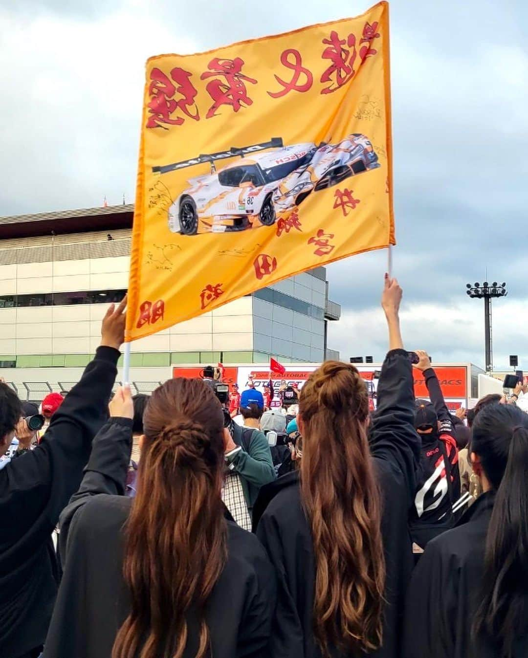 央川かこさんのインスタグラム写真 - (央川かこInstagram)「SUPER GT 2023🏁 "TGR TEAM au TOM'S" 36号車は 最終戦優勝 &シリーズシャンピオンに なることができました🎊👏👏  絶対にチャンピオンになると信じて 今シーズン全力で応援してきたし、 auサーキットクイーンになって2度目の シリーズチャンピオンの瞬間に立ち会えて 本当に本当に嬉しかった😭✨  最高のチームでレースクイーンを させて頂けたことを改めて誇りに思います！！  1年間36号車へのたくさんの熱い応援 本当にありがとうございました🙇‍♀️🧡 ・ ・  #SUPERGT #モビリティリゾートもてぎ #tomsracing #36号車 #au #auTOMS #チャンピオン #優勝 #auサーキットクイーン #レースクイーン #モデル #ダイエット #トレーニング #筋トレ #ファスティング #ハーフアップ #ゆる巻き #ヘアアレンジ」11月5日 20時15分 - kako.717