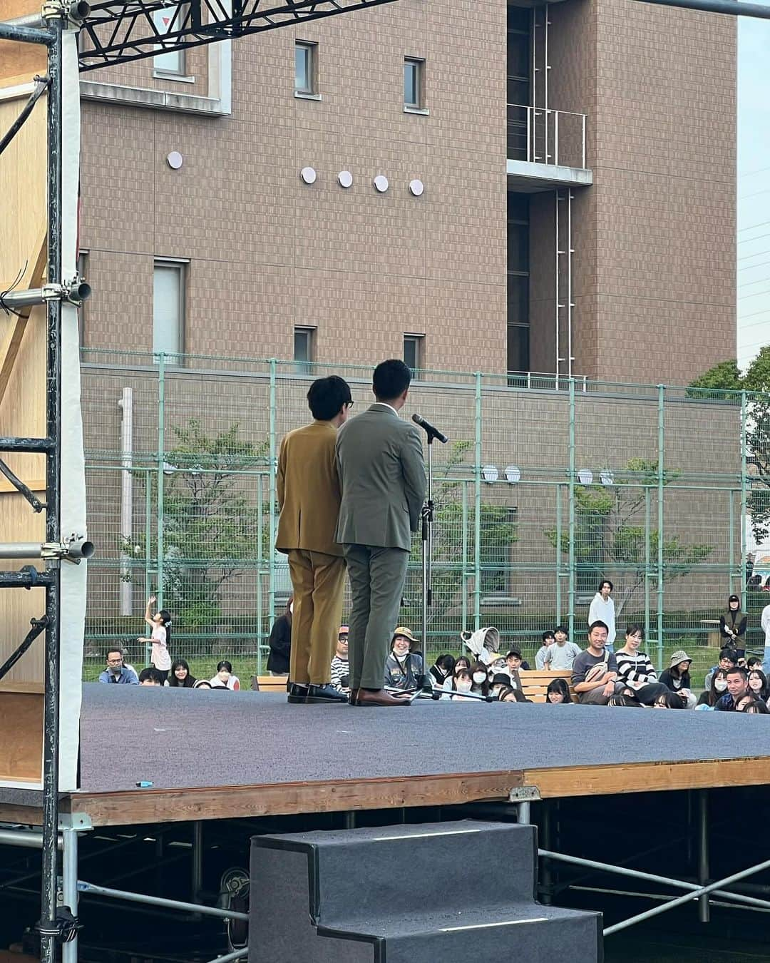 池田真一さんのインスタグラム写真 - (池田真一Instagram)「阪南大学学園祭ありがとうございました！ タクシー乗った瞬間ソマオが真べぇさん半ズボンすか！？ってイジって来て僕が今日28°やで言うたら、ゆっくり上着脱いでてそれ指摘したら爆笑してました！  可愛いいやっちゃで！」11月5日 20時16分 - wartdebu