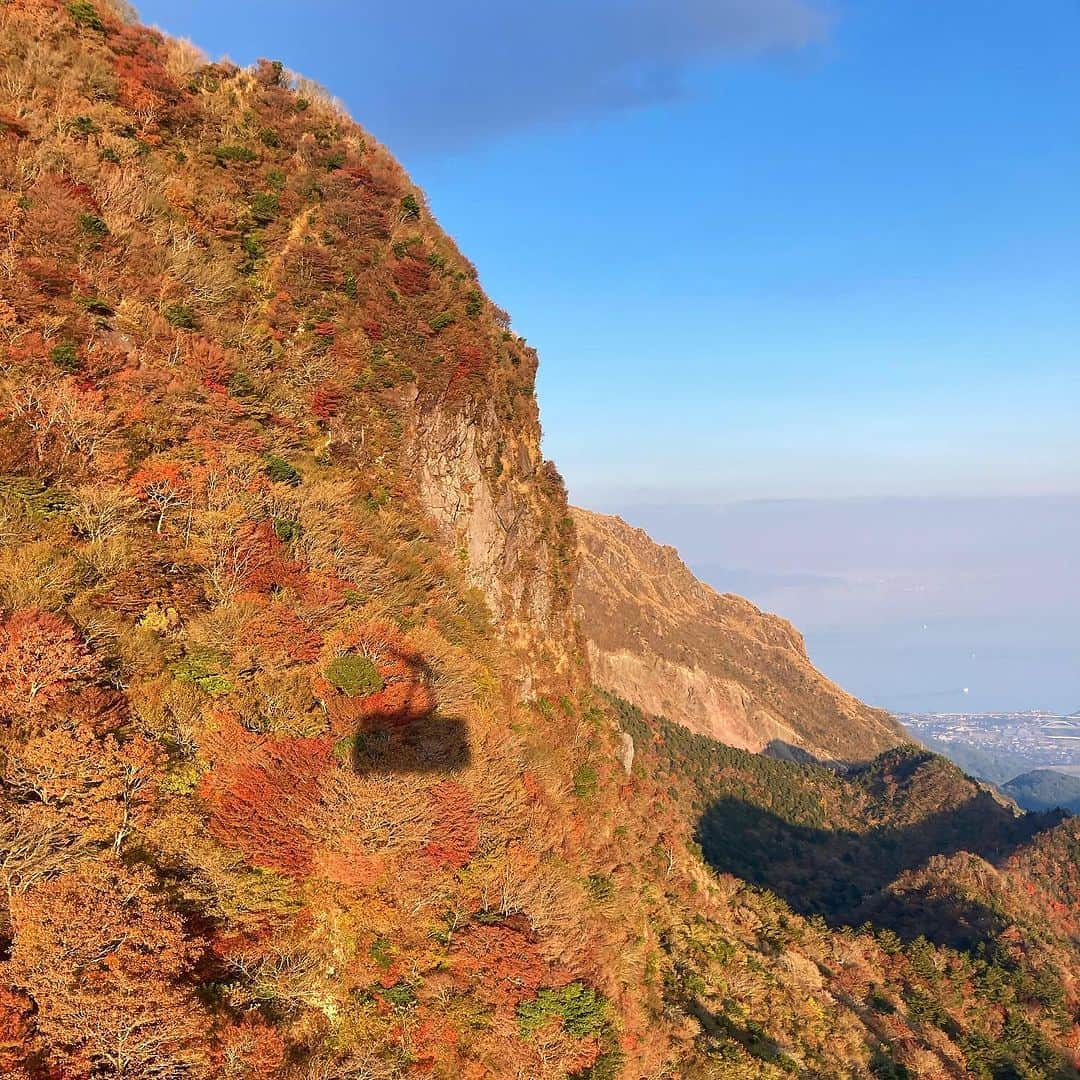 羽地政義さんのインスタグラム写真 - (羽地政義Instagram)「雲仙仁田峠へ行ってきました🍁 いつにも増して景色が最高でした♪ 紅葉は温泉街や白雲の池へだんだんと 見頃が移ってきている印象ですね👀👌」11月5日 20時18分 - hanejimasayoshi