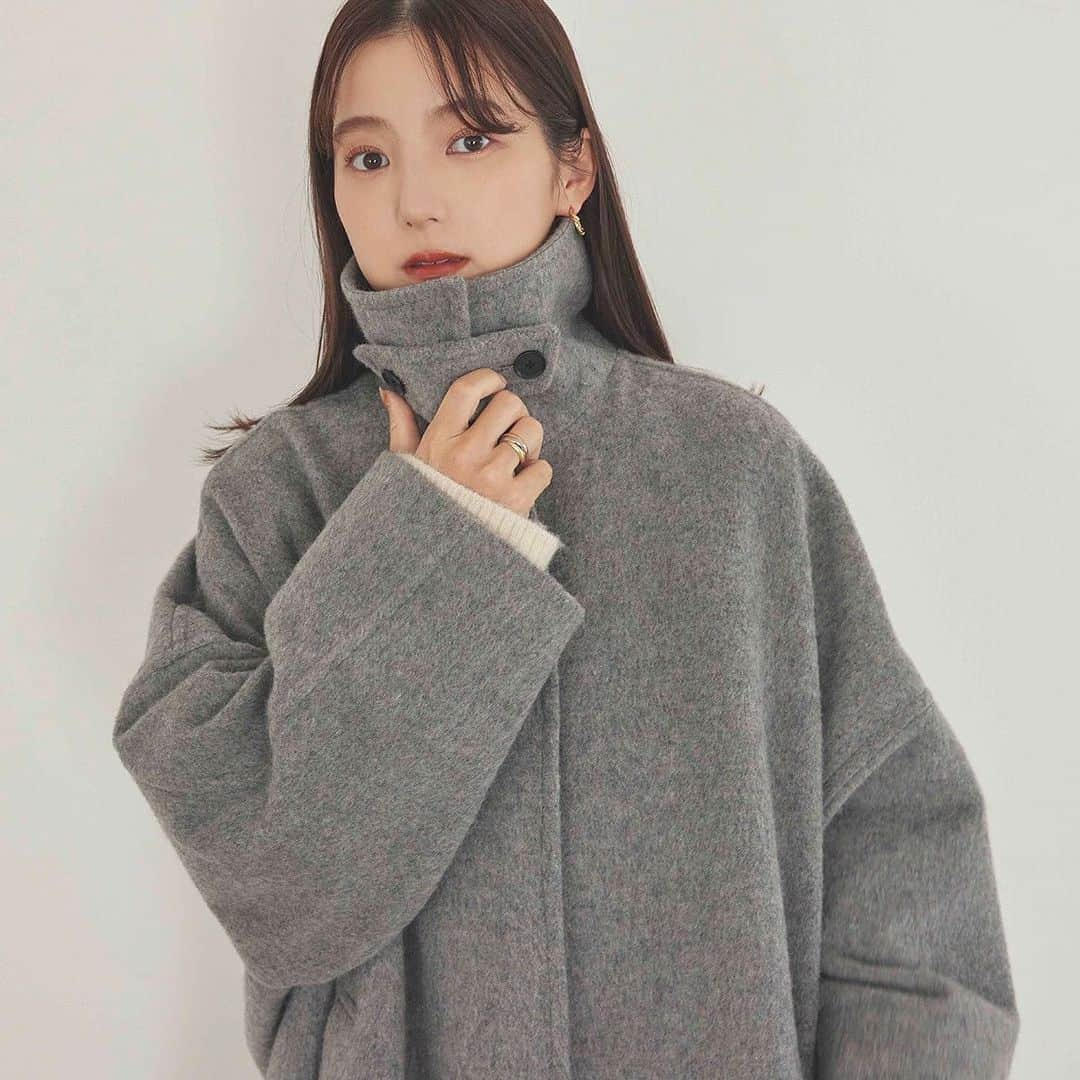 USAGI ONLINEさんのインスタグラム写真 - (USAGI ONLINEInstagram)「【NEW ARRIVAL】  Stylevoice for xxx 2023 Winter collection SNSで多くの支持を集める、2人のインフルエンサーとコラボコートを製作。  トレンドやファッションの最先端を行くインフルエンサーの「今、着たい」を詰め込んだとっておきの名品です。  第ニ弾は、同世代の女性から多くの支持を集め、ネイリスト、一児の母としても話題の yui @ymmty30 さんとのコラボアウターが本日11月2日(木)に発売。  ☑︎ ＜yuiさんコラボ＞ウール混シャギーコート　 Color：GRY/BLK Size：FREE Price：¥39,600 taxin SNSで同年代の女性から多くの支持を集め、ママインフルエンサーとしても人気のyuiさんのこだわりを詰め込んだウール混のシャギーロングコート。 毛足のあるシャギー素材や、ゆったりとした落ち着きのあるシルエットにこだわりました。ゆとり感のあるシルエットなので、厚手のニットなど重ね着もしやすい嬉しいデザイン。着心地は驚くほど軽く、デイリーに使いたくなること間違いなしです。シンプルかつベーシックなステンカラーと、トレンド感のあるスタンドカラーの2WAYデザインなので、シーンやテイストに分けてお使いいただけます。サイドスリットがあるので、オーバーシルエットでもスッキリとした印象に。日本縫製で1枚ずつ丁寧に仕上げた、この秋ワードローブにプラスしたい、とっておきの1枚です。  yuiさんの制作秘話は、STYLEVOICE MAGAZINEにて、公開中。 さらにyuiさんのYoutubeにてご本人のご紹介動画＜10月27日(金)UP＞も公開中です！  ストーリーズからぜひCHECKしてみてくださいね✨  #コート #ロングコート #Stylevoiceforxxx #2WAYコート」11月5日 20時27分 - usagionline