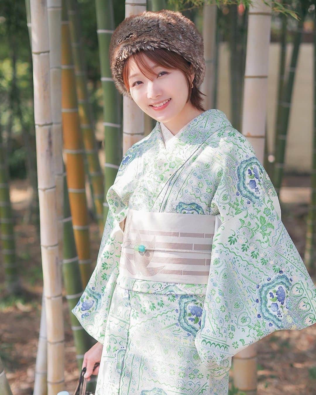 むぎのインスタグラム：「京都に行って着物を着ました〜💚 11月なのに日差し照り照りで暑かったです！🌞 photo by みとちゃん @mito_camera  #kyoto #kimono #着物 #和服 #ポトレ」