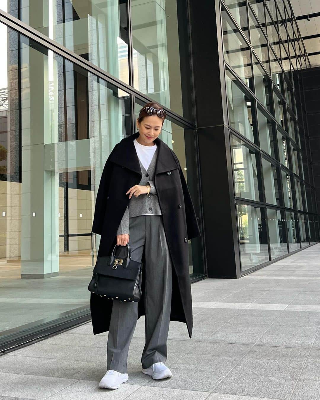MAICOさんのインスタグラム写真 - (MAICOInstagram)「#outfit . . 毎年、冬のワードローブに欠かせないブラックのロングコート。  首元のボタンで、スタンドカラーにもオープンカラーにもアレンジが出来ます😊 丈もしっかり長めです🙆🏼‍♀️✨  Coat... @bonjoursagan   #bonjoursagan #bs_style #ボンサガ」11月5日 20時28分 - maico0327