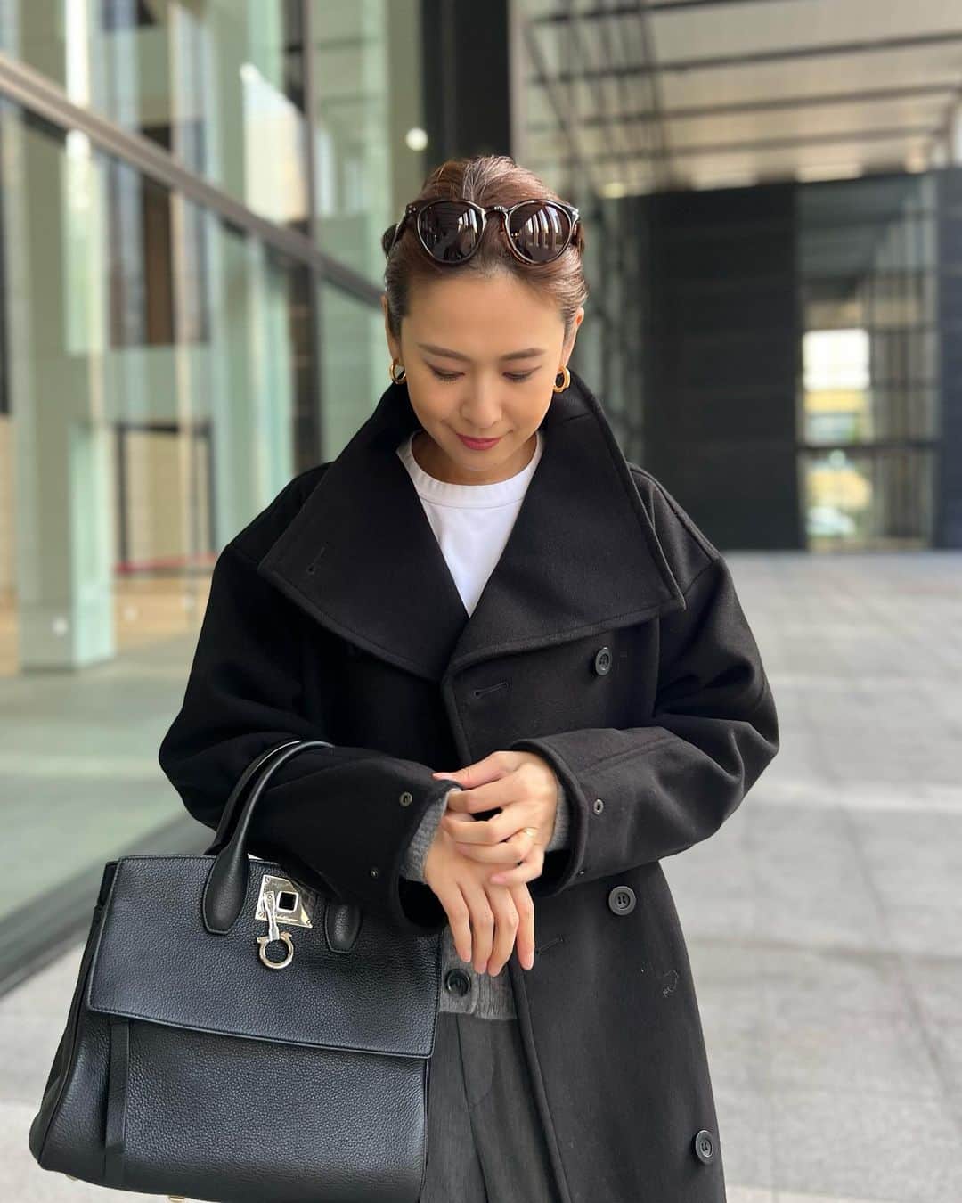 MAICOさんのインスタグラム写真 - (MAICOInstagram)「#outfit . . 毎年、冬のワードローブに欠かせないブラックのロングコート。  首元のボタンで、スタンドカラーにもオープンカラーにもアレンジが出来ます😊 丈もしっかり長めです🙆🏼‍♀️✨  Coat... @bonjoursagan   #bonjoursagan #bs_style #ボンサガ」11月5日 20時28分 - maico0327
