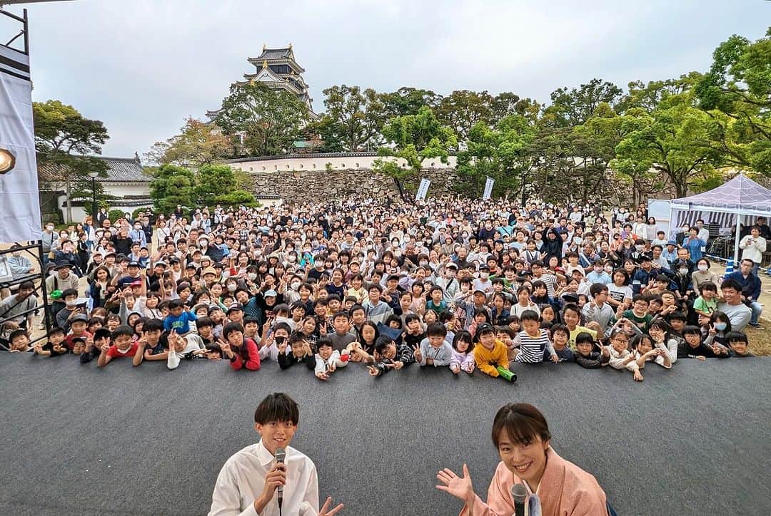 のインスタグラム：「本当にすごい景色だった…！！  #岡山城 で今やってる #謎解き のセレモニーイベント、 想定の何倍もお客さん来てくれてめっちゃ嬉しかった…！！ありがとう！！😭  #岡山 の愛をめっちゃ感じました。 幸せだった！！またすぐ岡山行く！！」