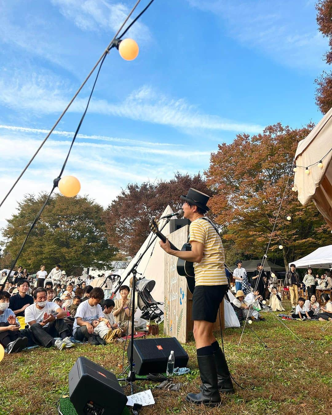 カジヒデキさんのインスタグラム写真 - (カジヒデキInstagram)「昨日は『東京蚤の市』でライブでした！なんと17回目の出演✨❄️いつも本当にありがとうございます。以前の京王閣などの時も、そして昭和記念公園に移ってからも、この東京蚤の市の雰囲気が本当に大好きなんです。昨日も最高でした！いつも来て下さるファンの方はもちろん、10年ぶり20年ぶりなんてお客さんも多いし、初めてのお客さんが大多数。でもみんなすごく楽しそうで、子供たちも踊ってくれたり、だからいつもこの雰囲気を大切にしようと心を込めて歌っています。時には激しく笑🍀もちろん、いつも心を込めていますが、東京蚤の市は『ミスター蚤の市』の名にかけて、いつも以上に意識しているんです🌈見て下さった皆さん、ありがとうございました！毎回音楽やステージ周りを担当して下さる藤井さん、小池さんにはいつも大感謝です。蚤の市のスタッフの皆さんもありがとうございます。12/2(土)の関西蚤の市もよろしくお願いします✨❄️  #カジヒデキ #東京蚤の市 #第20回東京蚤の市  #昭和記念公園 #立川 #メインステージ」11月5日 20時21分 - hideki_kaji