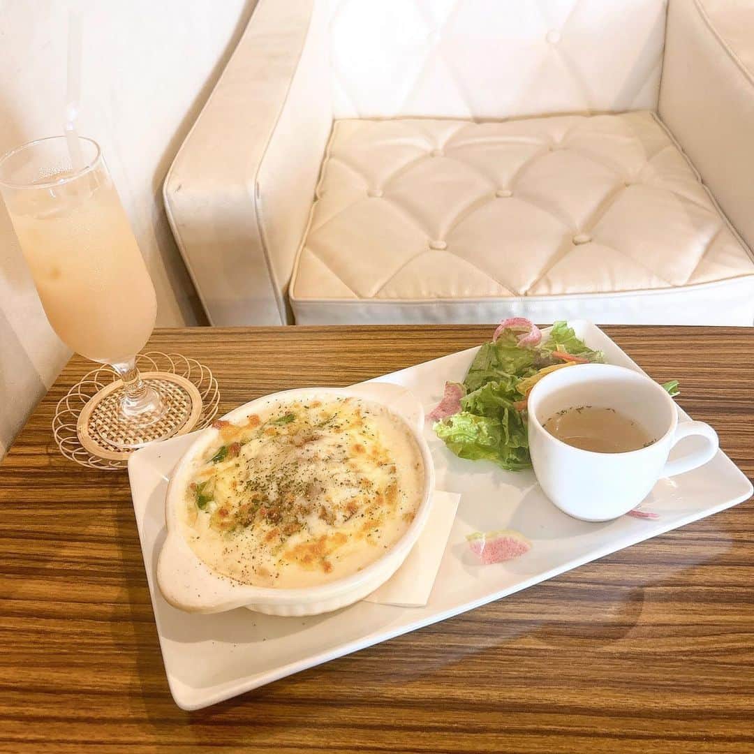 岩田陽菜のインスタグラム：「🐈‎🤍  cafe&bar natural stance‪𓂃 𓈒𓏸◌‬  クリームドリア。 あったまる~(๑⃙⃘ˊ꒳​ˋ๑⃙⃘)」