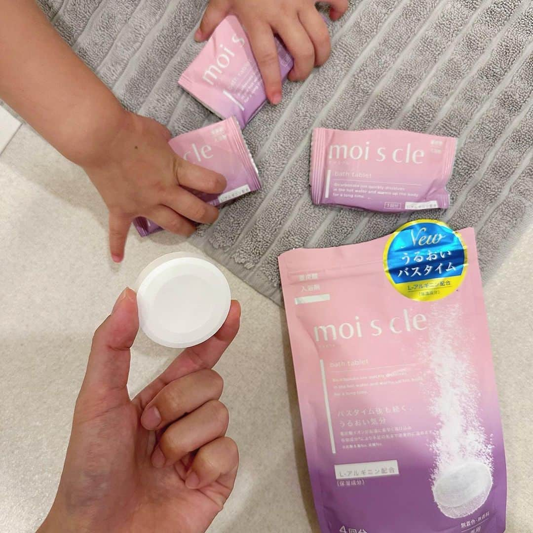 布川桃花のインスタグラム：「新商品の重炭酸入浴剤 moi s cle🛁  乾燥が気になる季節に嬉しい保湿成分の アミノ酸L-アルギニンが配合されています✨  お風呂上がりもお肌がしっとりしてました♡  血行促進してくれるから冷え性さんにもおすすめ◎  普段はお風呂上がりすぐに身体が冷えてしまうことも 多いんだけど、出たあとも身体のぽかぽかが長続き👏🏻  無着色、無香料なので子どもたちとも一緒に入れました😽  #アイリスオーヤマ #pr #moiscle #モイスクル #入浴剤 #重炭酸入浴剤 #炭酸入浴剤 #お風呂 #温活 #lemonsquare🍋  Lemon Squareのアイリスオーヤマ株式会社さんから moi s cleをご提供頂きました！ @irisohyama @cchannel_lemonsquare」