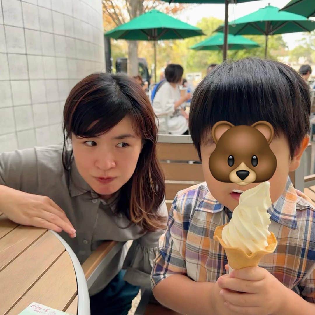 瓜生明希葉のインスタグラム：「年パス更新のズーラシア！  実はソフトクリームがとてもおいしい。 行くと毎回食べます☺️🍦  「ねね、ちょっとちょうだいよ〜」の顔🙏  お馬にも乗った長男🐎  秋の動物園は最高だね〜🍂  ふーっ 連休おつかれさまでした😊✨  #ズーラシア動物園  #こどもとおでかけ」