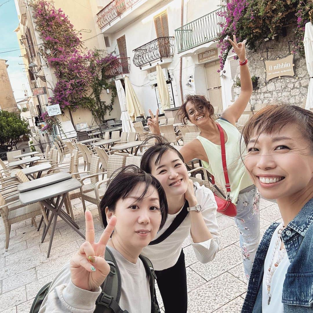 三ツ井裕美さんのインスタグラム写真 - (三ツ井裕美Instagram)「トレーニング合間に少し観光もしてきました。  スペルロンガの建物は色使いが本当に可愛くて、ずっと可愛い〜！素敵〜！の連発でした。  どこで写真を撮っても絵になる✨✨  お店はあまり開いていませんでしたが、歩いているだけで十分に楽しめました。  唯一openしてたカフェで食べたアフォガードが美味しかった☕️🍨  そして、テッラチーナのサンタンジェロという山の頂上にあるTempio di Giove Anxurという寺院遺跡にも行きました。  ここは空気が全然違う。  言葉での表現が難しいけど、どこか深く哀しいような、でも身体がそこにスーッと根付く感じで落ち着くような感覚もありました。 (ここに行った後もずっと身体の感覚もいつもと違う感じで、その後のヨガの時間は最後のシャバーサナの時に珍しく落ちてしまった😴)  石を1つ入れて願い事をする場所があり、そこで1人ずつお願い事をしてきました。  短時間ではあったけど、その土地の素晴らしさに触れることができて良かったです。  まだまだ続きます、、、笑」11月6日 7時23分 - hiromi__km