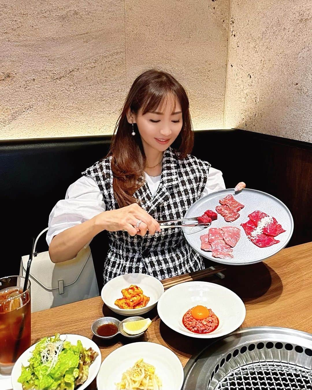 長谷川夕希子のインスタグラム：「夕希ログだよー🥩🥢😋  銀座・西麻布・六本木で 極上の牛タンや焼きしゃぶ等名物料理も人気の 高級焼き肉店「うしごろ」  その「うしごろ」が提案する"美食ホルモン"店 『焼肉ホルモンうしごろ 銀座店』 @ushigoro_hormon  にて、 ホルモン苦手な方にも愉しめる　 正肉コース🥩食べてきました😋🎶  「焼肉うしごろ」の圧倒的な“肉力”は、 私も以前からよく知っていたので、めっちゃ楽しみにしていたの🥰✨  世界最高峰の「神戸牛」を筆頭に上質なお肉で定評がある @ushigoro_hormon  至極のお肉たちを、最大限に良さを引き出す焼き方で次々と口に運んでいきました😋🥩✨✨✨  全く飽きさせない、 様々な角度で私の舌を、脳を、愉しませる魅力的なお肉メニューのパレード🥳🥩🥩🥩✨✨✨  一緒に行ったお友達は、 正肉コースに大喜びで、 美味しい〜🥰、 ともちろん連呼💗  二人で幸せ時間になりました✨🥰🥩🥩🥰✨  お食事は、ラーメンや　 ガーリックライス等からチョイス 私達は冷麺にしました😋 レモン🍋スライスが爽やかで、お腹いっぱいだったけどチュルチュルっと美味しく完食しちゃいました😋✨🍜  私たちがいただいた 正肉コースの内容は こちら💁‍♀️  やみつきキムチ もやしナムル うしごろローストユッケ チョレギサラダ 極みのタン 角切り・薄切り 厳選ハラミ 特選赤身 薄切り・角切り　 わかめスープ 厳選赤身　焼きしゃぶ とろけるロース 本日の特選部位 タレ 3種 お食事 冷麺、ガーリックライス、ラーメンからチョイス♪ デザート 　 広々としてプライバシーに配慮した席で、 デートにもおすすめ😊💗 個室もあるから会食にもいいよね✨  『焼肉ホルモンうしごろ 銀座店』 @ushigoro_hormon   東京都中央区銀座6-7-6 ラペビル 5  📞 03-3289-8929  東京メトロ 銀座線・丸ノ内線・日比谷線「銀座駅」B3出口より徒歩3分  平日 17:00～23:30土日祝 12:00～23:3  #PR  #焼肉ホルモンうしごろ銀座店  #うしごろ  #ushigoro  #銀座ホルモン #銀座焼肉 #焼肉  #高級焼肉  #銀座グルメ  #銀座ディナー  #銀座デート  #大人女子会 #アラフォーライフ #アラフィフライフ #美魔女」