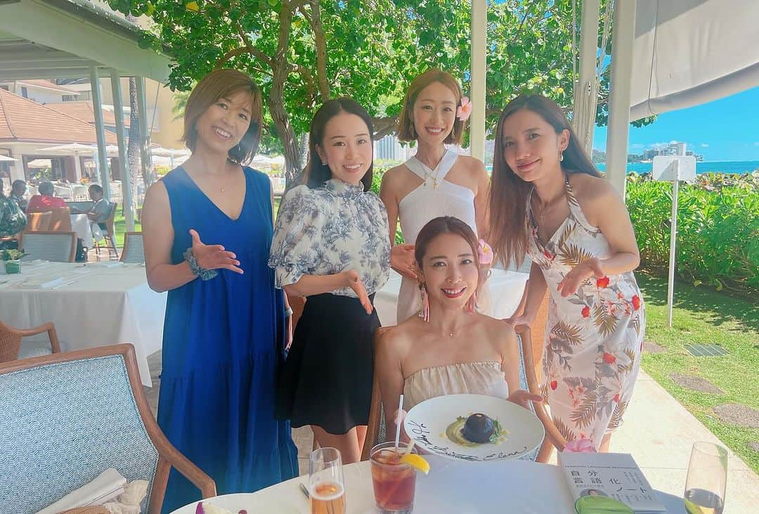 長谷川朋美さんのインスタグラム写真 - (長谷川朋美Instagram)「大好きなハレクラニで読書ランチ会🥰 日本や現地、そして海外からなど様々な場所から集まった凄く素敵なメンバーで、とっても楽しかったー❤️  しかも私のBD月と言うこともあり なんとBDのお祝いまでしてくださったー🎂😭  ありがとうございました✨✨　  日本で集まるのとは違った開放的な感覚💓  ・ レストランオーキッズは 大好きなレストランで　 お友達とのランチなどによく使います🌈  その後もハレクラニで友人とキャッチアップ😘  スペシャルな1日&時間でした💕  #ハレクラニ #halekulani #オーキッズ #orchids 自分言語化ノート」11月6日 7時18分 - hasegawa.elena.tomomi