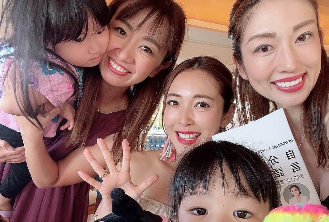 長谷川朋美さんのインスタグラム写真 - (長谷川朋美Instagram)「大好きなハレクラニで読書ランチ会🥰 日本や現地、そして海外からなど様々な場所から集まった凄く素敵なメンバーで、とっても楽しかったー❤️  しかも私のBD月と言うこともあり なんとBDのお祝いまでしてくださったー🎂😭  ありがとうございました✨✨　  日本で集まるのとは違った開放的な感覚💓  ・ レストランオーキッズは 大好きなレストランで　 お友達とのランチなどによく使います🌈  その後もハレクラニで友人とキャッチアップ😘  スペシャルな1日&時間でした💕  #ハレクラニ #halekulani #オーキッズ #orchids 自分言語化ノート」11月6日 7時18分 - hasegawa.elena.tomomi