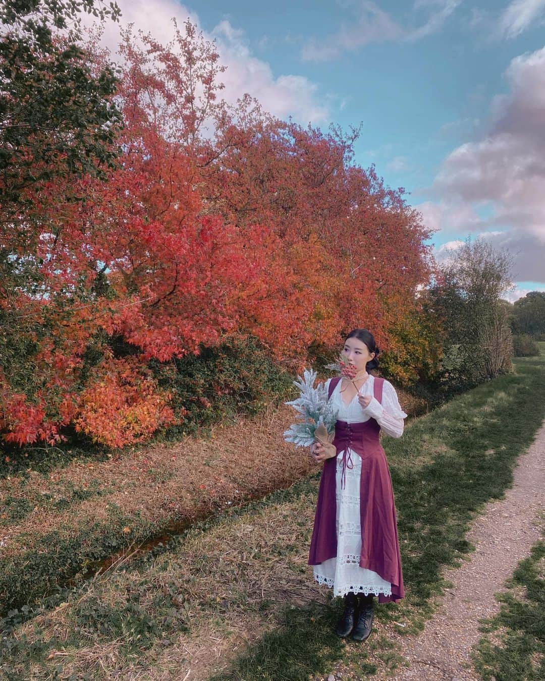LIKARANAIさんのインスタグラム写真 - (LIKARANAIInstagram)「Now that Halloween is over, time to prepare for Christmas 𓐑 Bring on the festive lights, decorations, and of course, the styling! ❤️💚❤️   Chocker and wine dress kindly gifted by @scarletdarkness_brand  @scarletdarkness_official   Pr | gifted   。 。 。 。 。 。  #SCARLETDARKNESS #vintagestyle #yourvintagesoul #vintagemood #18century #gardencore #fashion #outfit #look #ootd #christmasoutfitidea  #autumn #fall #cottagecore #cottagecorefashion #cottagecorestyle #london #surrey #likeforlikes #ａｅｓｔｈｅｔｉｃ  #shoutout #コメント返し」11月6日 5時55分 - likaran