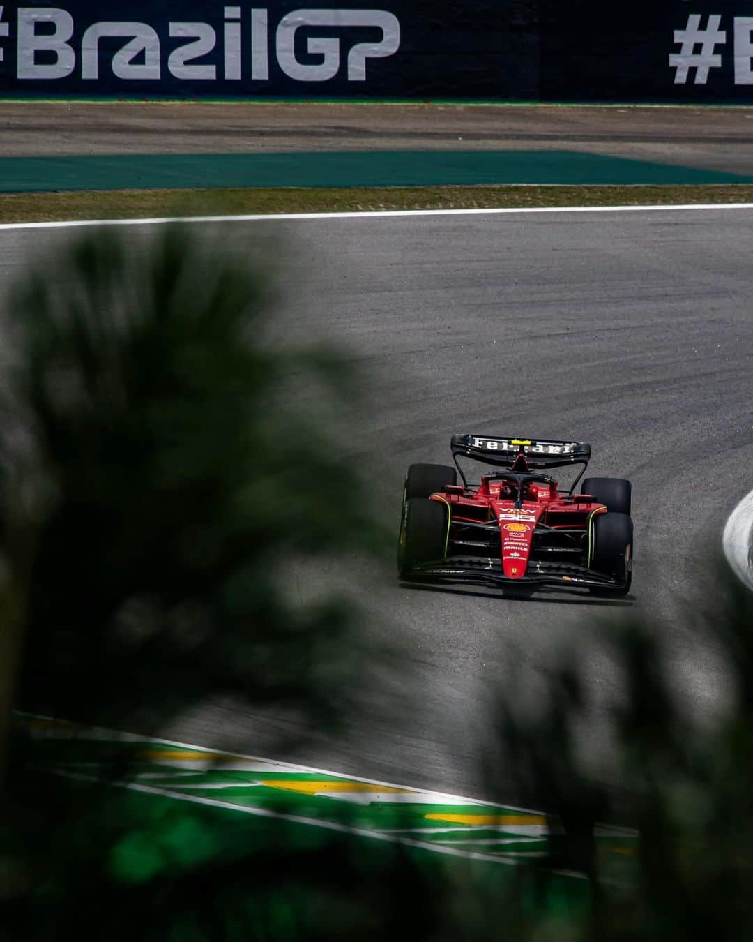 カルロス・サインツJr.さんのインスタグラム写真 - (カルロス・サインツJr.Instagram)「Difficult day. Struggled with starts due to a clutch issue and unfortunately P6 was the maximum. Big shame for Charles as today we could’ve scored important points against Merc. Time to recharge batteries and come back stronger in Las Vegas.  Día difícil. Problemas en las salidas por el embrague y P6 era el máximo hoy. Lástima por Charles, podríamos haber sumado puntos importantes contra Mercedes. Hora de recargar baterías y volver más fuertes en Las Vegas.  - #Carlossainz」11月6日 5時55分 - carlossainz55