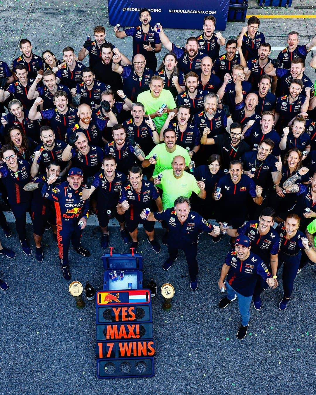 マックス・フェルスタッペンさんのインスタグラム写真 - (マックス・フェルスタッペンInstagram)「Let’s go!!! What a great performance! This is another amazing day for us as a team @redbullracing 👏 and a pretty nice way to celebrate the win 👀🎤  Racing at Interlagos is always very special! Thank you for all the support 🇧🇷🙌  #BrazilGP」11月6日 5時50分 - maxverstappen1