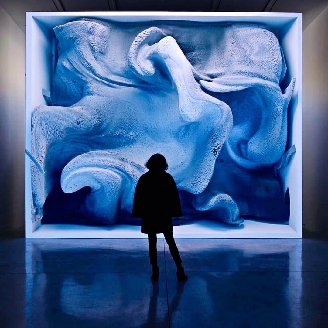 TED Talksのインスタグラム：「Have you ever wondered what your memories actually look like? Turns out, they look something like this. 🤯 This gorgeous artwork by artist @refikanadol uses artificial intelligence to virtually map brain signals from actual EEG tests, visualizing the exact moment we remember something. Visit the link in our bio to see more of his ethereal art, including a data cloud of every single TED Talk from the past 30 years (that's 7.4 million seconds!)」