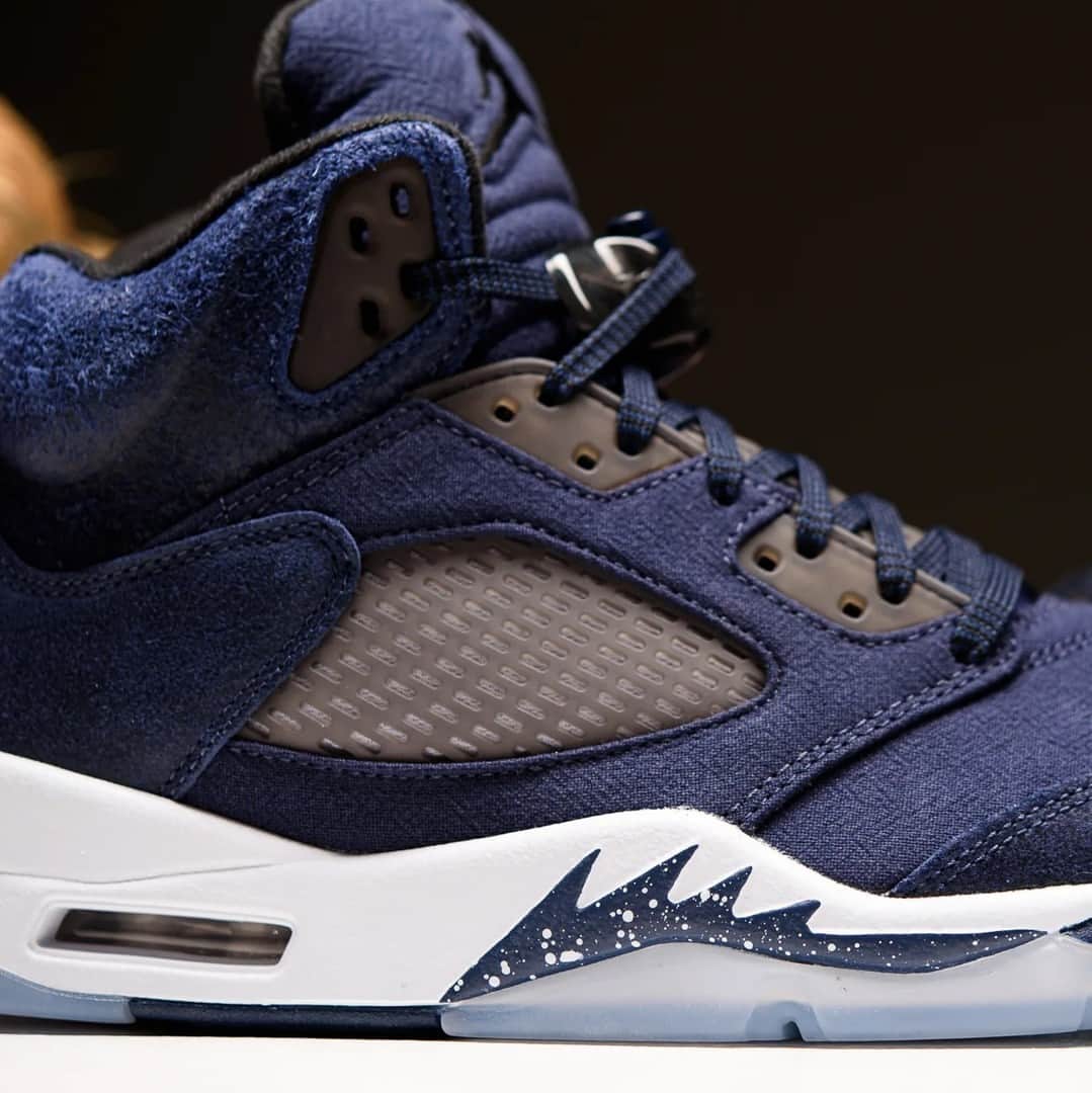 Sneaker Newsさんのインスタグラム写真 - (Sneaker NewsInstagram)「Air Jordan 5 "Midnight Navy" is set to drop on November 10th, 2023 ($210). Are these a must-have? Tap the link in our bio for a closer look.」11月6日 6時00分 - sneakernews