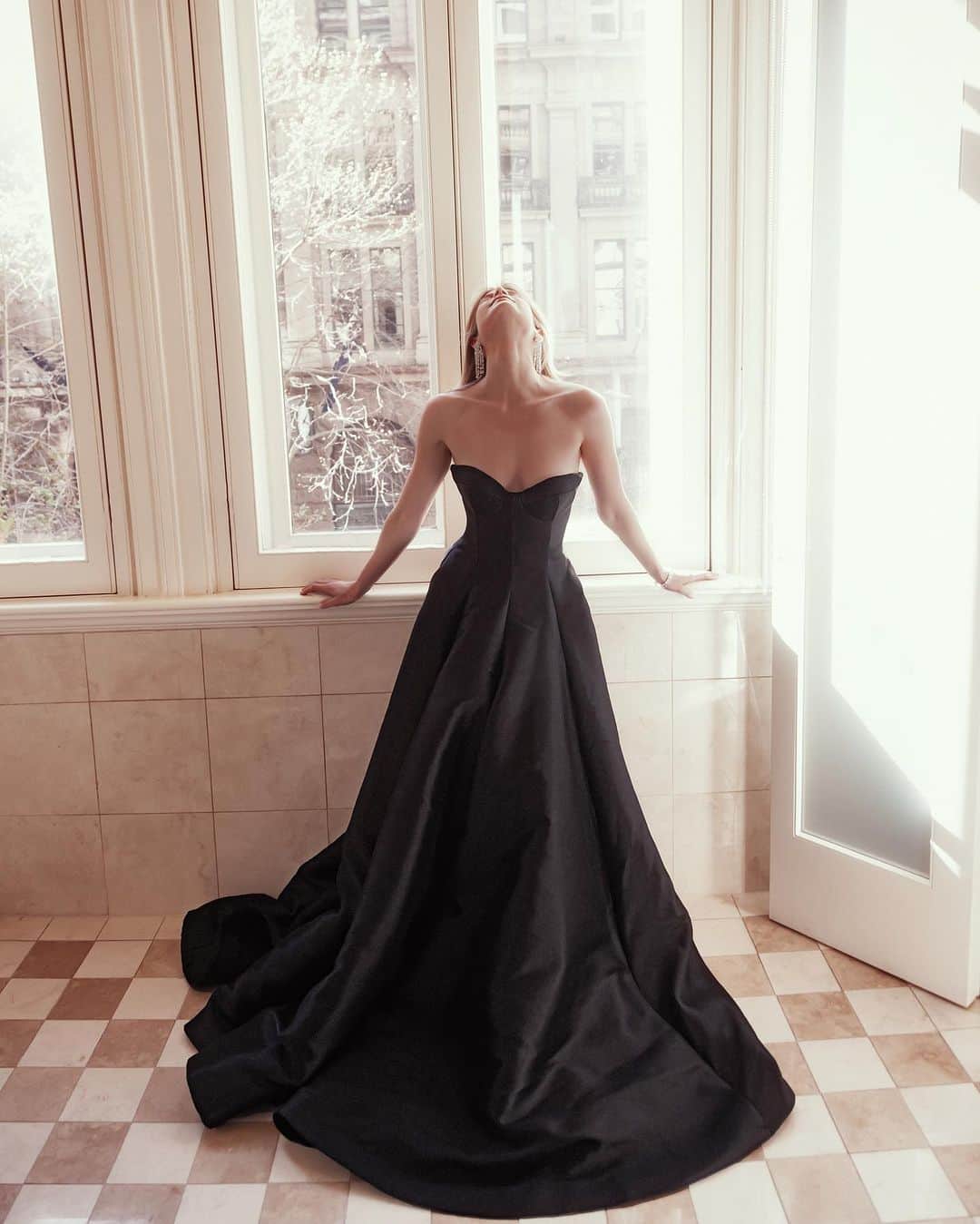 Steven Khalilのインスタグラム：「The epitome of opulence, with a modern twist on romance. ⁣Custom couture by STEVEN KHALIL.   Concept, Creative Direction, Styling - Kate O’Shea @theweddingseriesagency Photography @bonnie_hansen.jpeg」