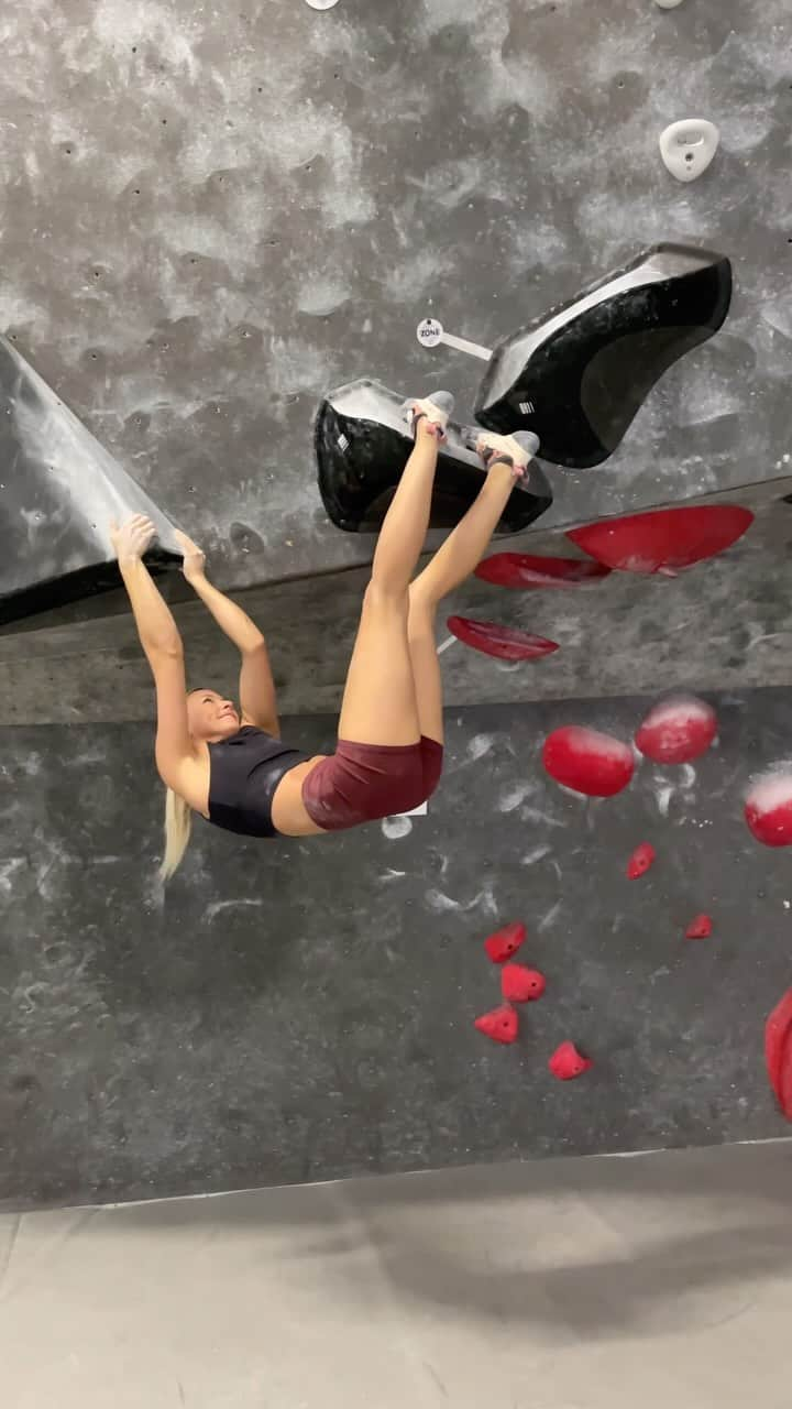 シエラ・ブレア・コイルのインスタグラム：「My favorite boulder from the @blackrockbouldering comp set 🔥   Check out what I did for my workout today on @myclimbapp 💚   #LearnTrainClimb #LogAnyClimbAnywhere #theClimbingTrainingApp」