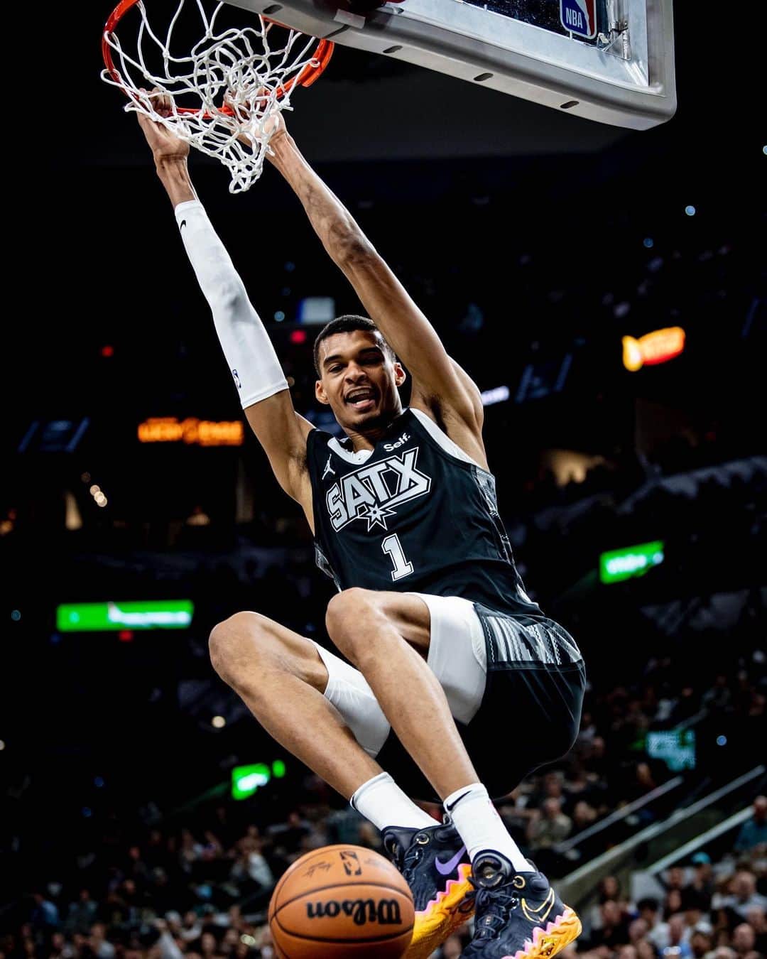 NBAのインスタグラム：「VICTOR. WEMBANYAMA. 🤯」