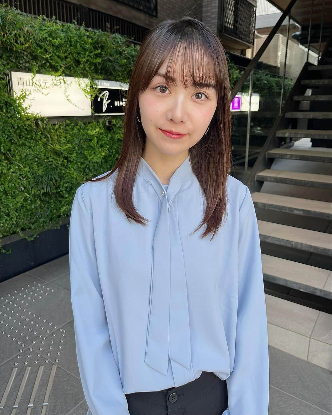 西脇梨紗さんのインスタグラム写真 - (西脇梨紗Instagram)「. 今週末海外に行くこともあって、 @tetsuyama_cho_am さんのところで 海外のお水を使っても傷まない髪にしてもらったよ🫧  私の髪は柔らかくて細くて絡まりやすいので そんな悩みに適したトリートメントを💇‍♀️  そして最近は季節の変わり目か お肌の調子もあまりよくなく、、  @unefleur_beauty_salon で 毛穴洗浄とカーボキシーを受けた💆🏻‍♀️  炭酸パックは最初びっくりしたけど 赤みも出なくてダウンタイムも無い施術なので安心🙆‍♀️  ありがとうございました~  #レイヤーカット #レイヤーカットミディアム #トリートメント #髪質改善 #大人コーデ #大人ファッション #きれいめコーデ #fashion #ootd」11月6日 6時15分 - risa_nishiwaki