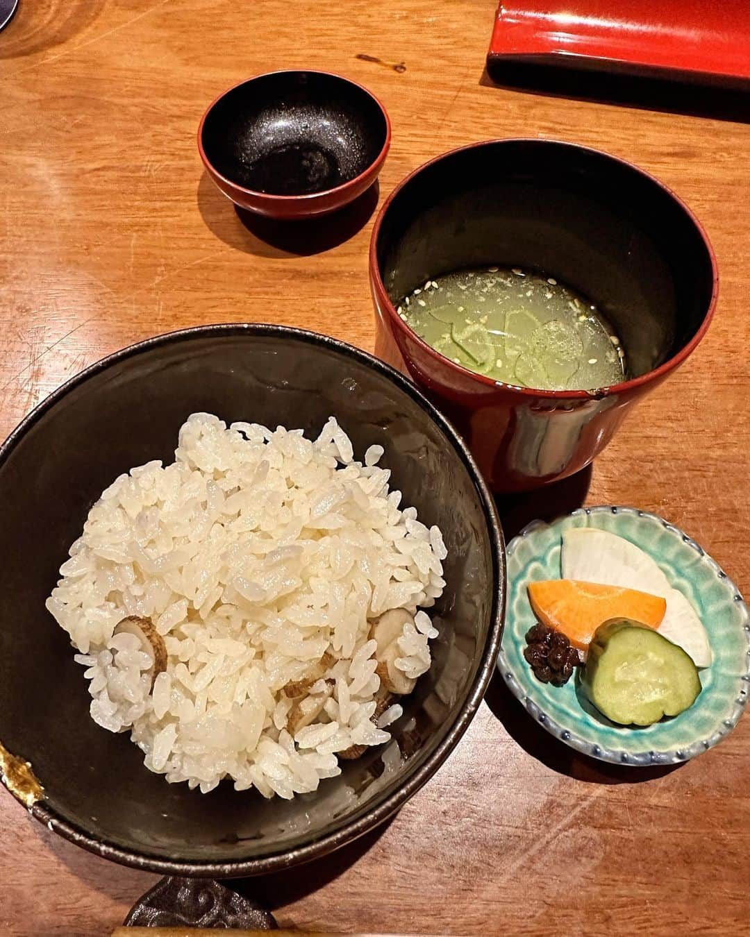 イトウジュン（タイ料理研究家）さんのインスタグラム写真 - (イトウジュン（タイ料理研究家）Instagram)「前回の続き 日本橋の【野乃鳥】　@nonotory.nihonbashi   久しぶりに訪問しました❣️ 丹波黒鳥🦅の焼き鳥はまるでジビエ‼️ 今回は豪華なプレミアムコースにしてみました😍税込み7480円 すごいボリュームです 前編  〆の土鍋ご飯のTKGはここのを超えるものにまだ出会ってません😊誰かと忘年会とかでまたすぐ行きたいな💕  前編に載せたもの ★いちじくと鳥生ハム(パルマの生ハムと同じ製法) レモンのオリーブオイル  ★京都こふわとろなす セミドライトマト 丹羽黒どりの首の皮  ★とりわさ 奈良漬とブロッコリースプラウト 亀ビシの醤油パウダー 上からわさびオイル  ★丹羽黒どりたたき盛り合わせ 胸肉　フランスの地中海塩 もも肉 オリーブオイル🫒  ★ささみ串 和歌山の紀州南高梅  ★丹羽黒どりねぎま串  ★つくね串 フランスのディジョンマスタード  ★丹羽黒どりのしろぎも串 和歌山のぶどうさんしょう 白胡麻  ★せせり串 タスマニアマスタード クミン 京都白ソースハバネロ  ★希少部位　とりとろ串 鶏もものソリレス 一羽分 脂のってるからわさび  ★京都の万願寺唐辛子 しょっつるをオリーブオイルと乳化させてかけてる  ここから後編 ↓  ★リードヴォー 胸腺 8羽分で一串  ★ミニすき焼き インカの目覚め オクラ ミニトマト ふわとろナス 兵庫県多可町播州地卵 黄身の味が濃厚 有精卵　 せぎも　もも肉　炭火の香り  ★寒暖差の激しい兵庫県多可町のお米(甘みが強い) さらに卵かけご飯にすると、、、 『たますみ』その場で削ってかけてくれます　 (卵黄を塩漬けにして2週間、その後天日干し3週間してできる手間のかかるものだそうです) 8時間炊いた鳥スープで土鍋ご飯　ごぼう入り  ★ファーブルトン フランスの伝統菓子 グルテンフリー ヨーグルトアイス  日本橋、神田エリアで大人気のお店なので、予約必須です😍💕❣️  野乃鳥　日本橋店 千代田区鍛冶町1-9-19  GEMS新日本橋 6F   #日本橋グルメ  #野乃鳥 #丹波黒どり  #紀州備長炭  #日本橋デート #三越前グルメ  #デート向け #カウンター席 #東京グルメ #翠ジンソーダ  #外さない店  #焼き鳥デート #ペアリングワイン  #焼き鳥ペアリング #コスパグルメ」11月6日 6時18分 - junito.13