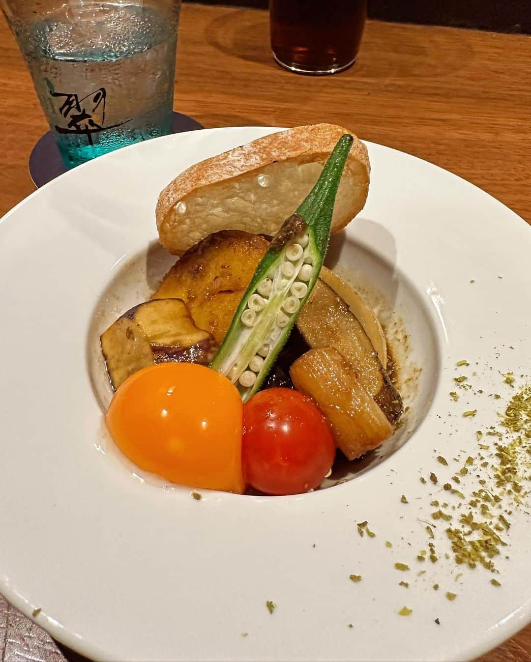 イトウジュン（タイ料理研究家）さんのインスタグラム写真 - (イトウジュン（タイ料理研究家）Instagram)「前回の続き 日本橋の【野乃鳥】　@nonotory.nihonbashi   久しぶりに訪問しました❣️ 丹波黒鳥🦅の焼き鳥はまるでジビエ‼️ 今回は豪華なプレミアムコースにしてみました😍税込み7480円 すごいボリュームです 前編  〆の土鍋ご飯のTKGはここのを超えるものにまだ出会ってません😊誰かと忘年会とかでまたすぐ行きたいな💕  前編に載せたもの ★いちじくと鳥生ハム(パルマの生ハムと同じ製法) レモンのオリーブオイル  ★京都こふわとろなす セミドライトマト 丹羽黒どりの首の皮  ★とりわさ 奈良漬とブロッコリースプラウト 亀ビシの醤油パウダー 上からわさびオイル  ★丹羽黒どりたたき盛り合わせ 胸肉　フランスの地中海塩 もも肉 オリーブオイル🫒  ★ささみ串 和歌山の紀州南高梅  ★丹羽黒どりねぎま串  ★つくね串 フランスのディジョンマスタード  ★丹羽黒どりのしろぎも串 和歌山のぶどうさんしょう 白胡麻  ★せせり串 タスマニアマスタード クミン 京都白ソースハバネロ  ★希少部位　とりとろ串 鶏もものソリレス 一羽分 脂のってるからわさび  ★京都の万願寺唐辛子 しょっつるをオリーブオイルと乳化させてかけてる  ここから後編 ↓  ★リードヴォー 胸腺 8羽分で一串  ★ミニすき焼き インカの目覚め オクラ ミニトマト ふわとろナス 兵庫県多可町播州地卵 黄身の味が濃厚 有精卵　 せぎも　もも肉　炭火の香り  ★寒暖差の激しい兵庫県多可町のお米(甘みが強い) さらに卵かけご飯にすると、、、 『たますみ』その場で削ってかけてくれます　 (卵黄を塩漬けにして2週間、その後天日干し3週間してできる手間のかかるものだそうです) 8時間炊いた鳥スープで土鍋ご飯　ごぼう入り  ★ファーブルトン フランスの伝統菓子 グルテンフリー ヨーグルトアイス  日本橋、神田エリアで大人気のお店なので、予約必須です😍💕❣️  野乃鳥　日本橋店 千代田区鍛冶町1-9-19  GEMS新日本橋 6F   #日本橋グルメ  #野乃鳥 #丹波黒どり  #紀州備長炭  #日本橋デート #三越前グルメ  #デート向け #カウンター席 #東京グルメ #翠ジンソーダ  #外さない店  #焼き鳥デート #ペアリングワイン  #焼き鳥ペアリング #コスパグルメ」11月6日 6時18分 - junito.13