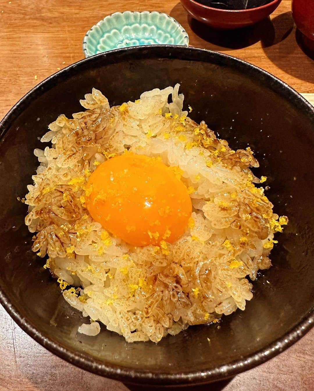 イトウジュン（タイ料理研究家）さんのインスタグラム写真 - (イトウジュン（タイ料理研究家）Instagram)「前回の続き 日本橋の【野乃鳥】　@nonotory.nihonbashi   久しぶりに訪問しました❣️ 丹波黒鳥🦅の焼き鳥はまるでジビエ‼️ 今回は豪華なプレミアムコースにしてみました😍税込み7480円 すごいボリュームです 前編  〆の土鍋ご飯のTKGはここのを超えるものにまだ出会ってません😊誰かと忘年会とかでまたすぐ行きたいな💕  前編に載せたもの ★いちじくと鳥生ハム(パルマの生ハムと同じ製法) レモンのオリーブオイル  ★京都こふわとろなす セミドライトマト 丹羽黒どりの首の皮  ★とりわさ 奈良漬とブロッコリースプラウト 亀ビシの醤油パウダー 上からわさびオイル  ★丹羽黒どりたたき盛り合わせ 胸肉　フランスの地中海塩 もも肉 オリーブオイル🫒  ★ささみ串 和歌山の紀州南高梅  ★丹羽黒どりねぎま串  ★つくね串 フランスのディジョンマスタード  ★丹羽黒どりのしろぎも串 和歌山のぶどうさんしょう 白胡麻  ★せせり串 タスマニアマスタード クミン 京都白ソースハバネロ  ★希少部位　とりとろ串 鶏もものソリレス 一羽分 脂のってるからわさび  ★京都の万願寺唐辛子 しょっつるをオリーブオイルと乳化させてかけてる  ここから後編 ↓  ★リードヴォー 胸腺 8羽分で一串  ★ミニすき焼き インカの目覚め オクラ ミニトマト ふわとろナス 兵庫県多可町播州地卵 黄身の味が濃厚 有精卵　 せぎも　もも肉　炭火の香り  ★寒暖差の激しい兵庫県多可町のお米(甘みが強い) さらに卵かけご飯にすると、、、 『たますみ』その場で削ってかけてくれます　 (卵黄を塩漬けにして2週間、その後天日干し3週間してできる手間のかかるものだそうです) 8時間炊いた鳥スープで土鍋ご飯　ごぼう入り  ★ファーブルトン フランスの伝統菓子 グルテンフリー ヨーグルトアイス  日本橋、神田エリアで大人気のお店なので、予約必須です😍💕❣️  野乃鳥　日本橋店 千代田区鍛冶町1-9-19  GEMS新日本橋 6F   #日本橋グルメ  #野乃鳥 #丹波黒どり  #紀州備長炭  #日本橋デート #三越前グルメ  #デート向け #カウンター席 #東京グルメ #翠ジンソーダ  #外さない店  #焼き鳥デート #ペアリングワイン  #焼き鳥ペアリング #コスパグルメ」11月6日 6時18分 - junito.13