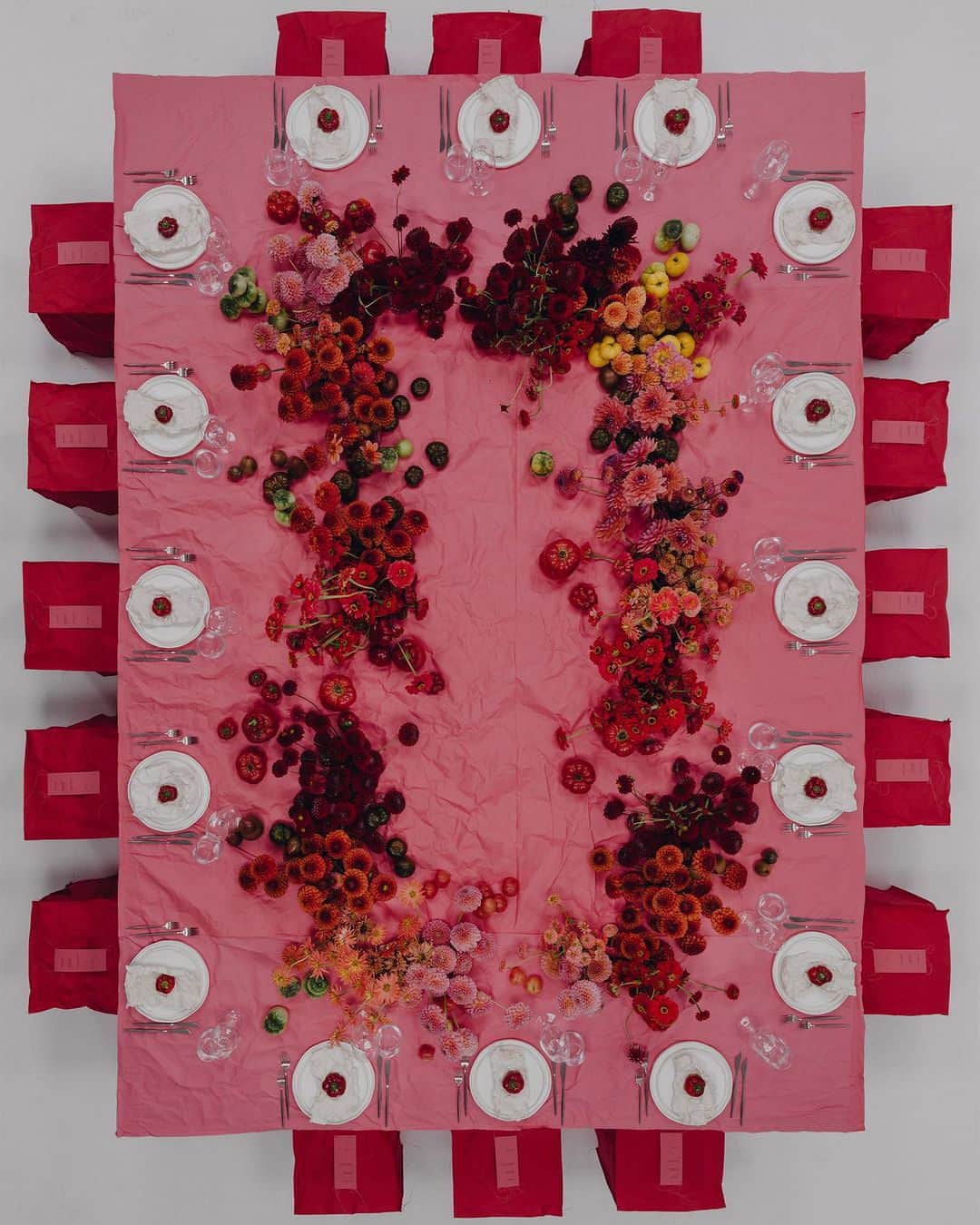ジョジー・マランのインスタグラム：「The red tablescape of our dreams 😍❤️   Immaculate shoot  by @vindrievsky @floral_style @art_petrov @gali.petrova @kseniya.bodyagina @mayak_studios」