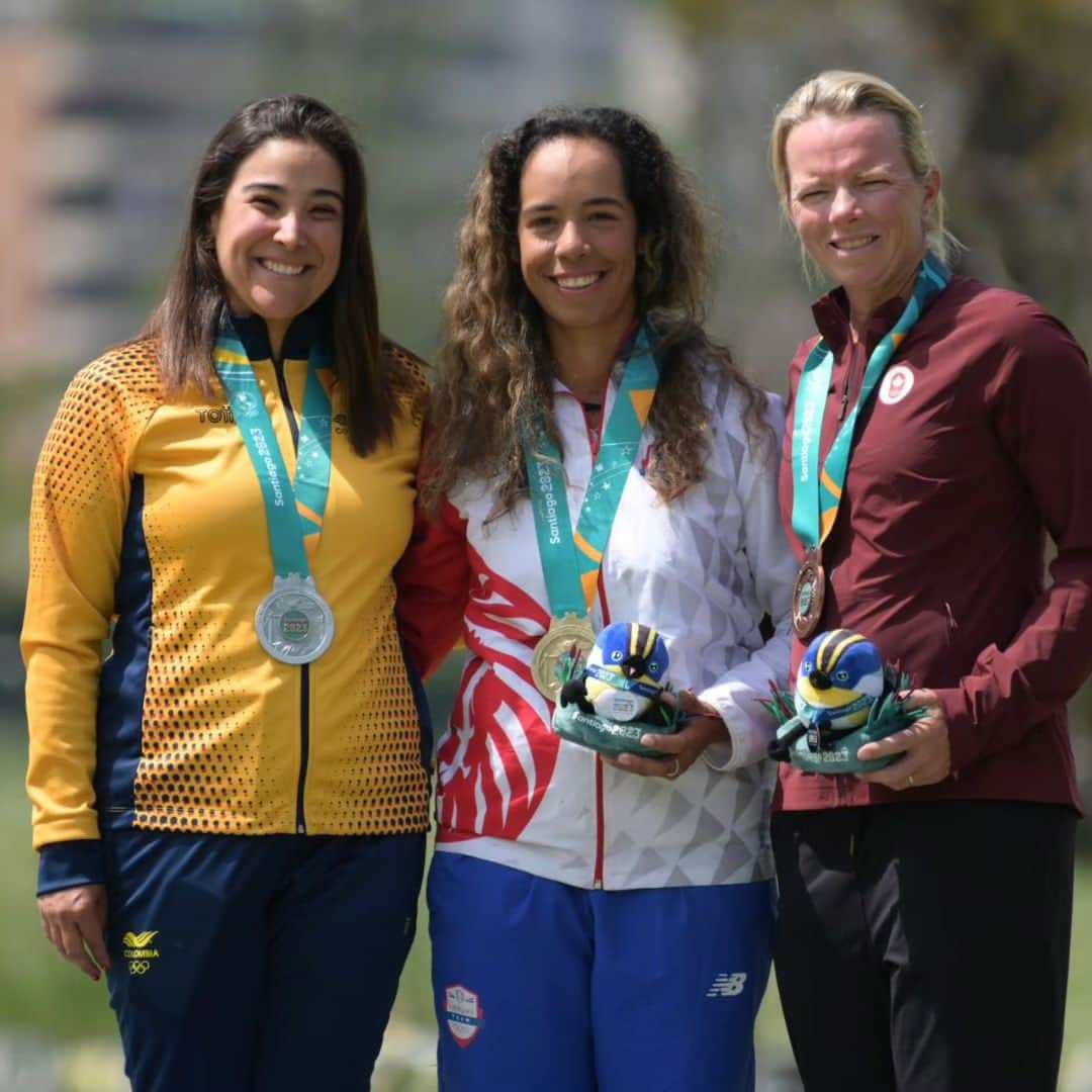 マリアホ・ウリベのインスタグラム：「🥇🇵🇾🥈🇨🇴🥉🇨🇦  El himno paraguayo sonando en la ceremonia de premiación del golf femenino, un deporte que se vuelve a vestir de oro en el medallero guaraní.」