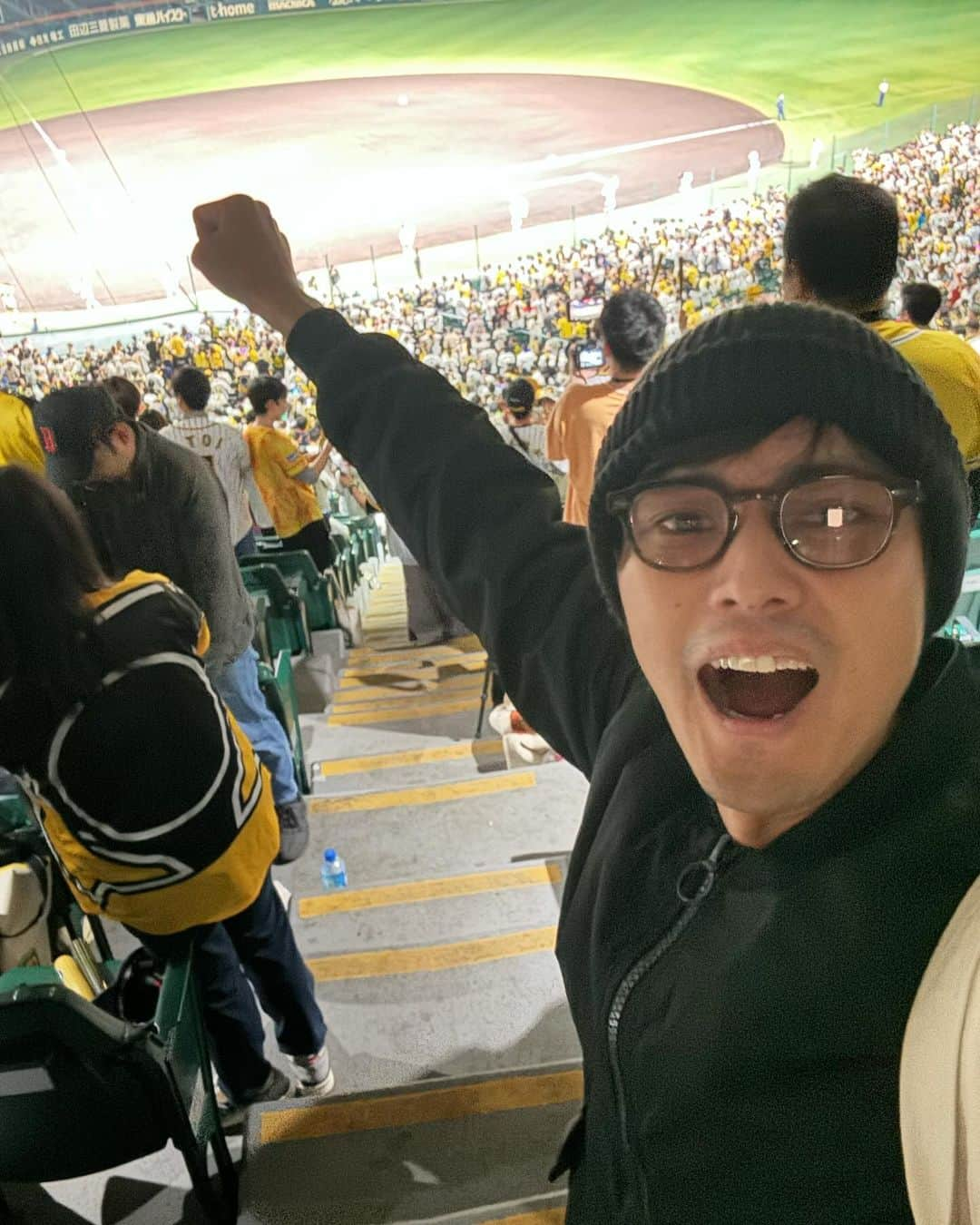 寺島速人のインスタグラム：「阪神タイガース日本一おめでとうございます！ 前日に飛行機取って甲子園のパブリックビューイングで観戦しました！ 前回の日本一は生まれる前、リーグ制覇は高校生の時、そして36歳で迎えた今回の日本一、時代の変化を感じつつ、最高の瞬間でした。 #阪神タイガース #甲子園」