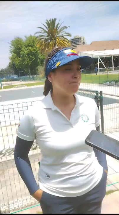 マリアホ・ウリベのインスタグラム：「"Contenta con la plata, Sofía jugó muy bien". 🇨🇴🗣️  @mariajogolf comentó lo que fue su ronda final en @santiago2023oficial, desde donde se llevó la plata🥈 para Colombia.」