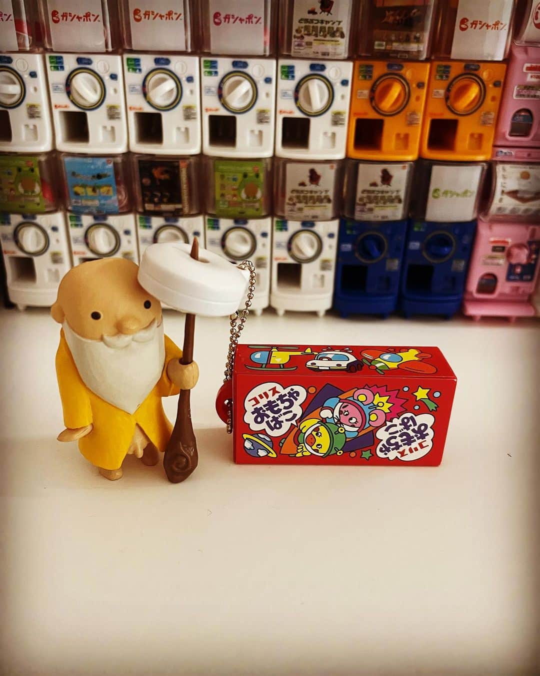 柴田薫さんのインスタグラム写真 - (柴田薫Instagram)「フエラムネおもちゃばこキーチェーン  フエラムネのおもちゃのおまけに フエラムネミニチュアが入ってた 50th限定バージョンが発売された時 この箱を一体何十箱開けただろうか😆  この箱を見るだけであの時の興奮が‼️ って事でもちろんガチャりました。  うん。可愛い(*´꒳`*)  #ガチャガチャ #ガシャポン #ガチャは #ミニチュアた #カプセルトイ #ガチャ沼 #フエラムネおもちゃばこキーチェーン」11月6日 6時55分 - kaogacha.lv