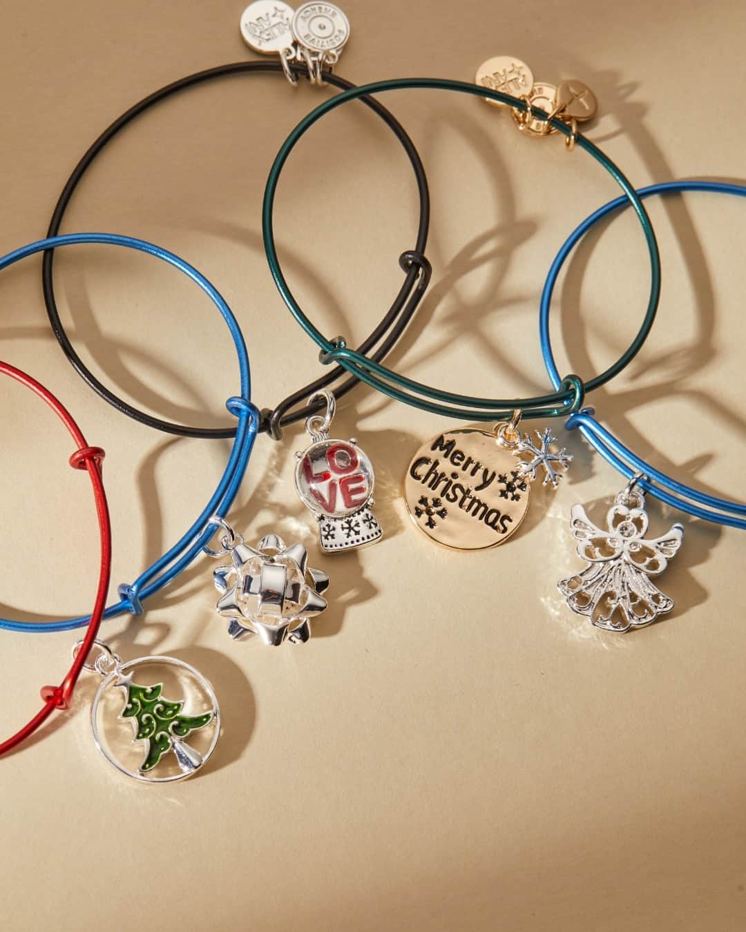 アレックスアンドアニさんのインスタグラム写真 - (アレックスアンドアニInstagram)「Jingle all the way with our newest Mini Brights and Mini Charm bangles collections! 🎁🎄 From shimmering snowflakes to dazzling angels, these stunning bangles exude holiday cheer and bring a touch of whimsy to any outfit ✨   Shop now and you'll recieve 40% off from our sitewide sale! #holidayjewelry #alexandani #jewelry #giftsforher」11月6日 6時59分 - alexandani