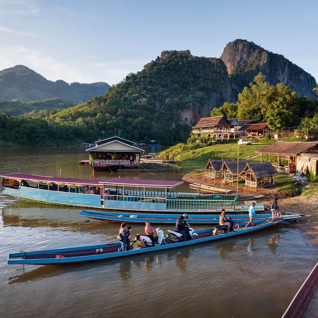 ナショナルジオグラフィックのインスタグラム：「Photo by @Justin.Jin | Asia’s third longest river, the Mekong, is one of the world’s most fabled waterways thanks to the cultures and landscapes it runs through. I shot this picture of passengers exiting a water taxi while traveling in Laos, by kayak and bus, with my wife and kids. In few places on Earth do so many—an estimated 70 million people—depend on one river for so much. But this unique ecosystem faces collapse from overfishing, unsustainable development, and poor agricultural practices. Dams exacerbate the problem by disrupting flow and fish breeding. Follow @justin.jin for more stories and images from around the world.」