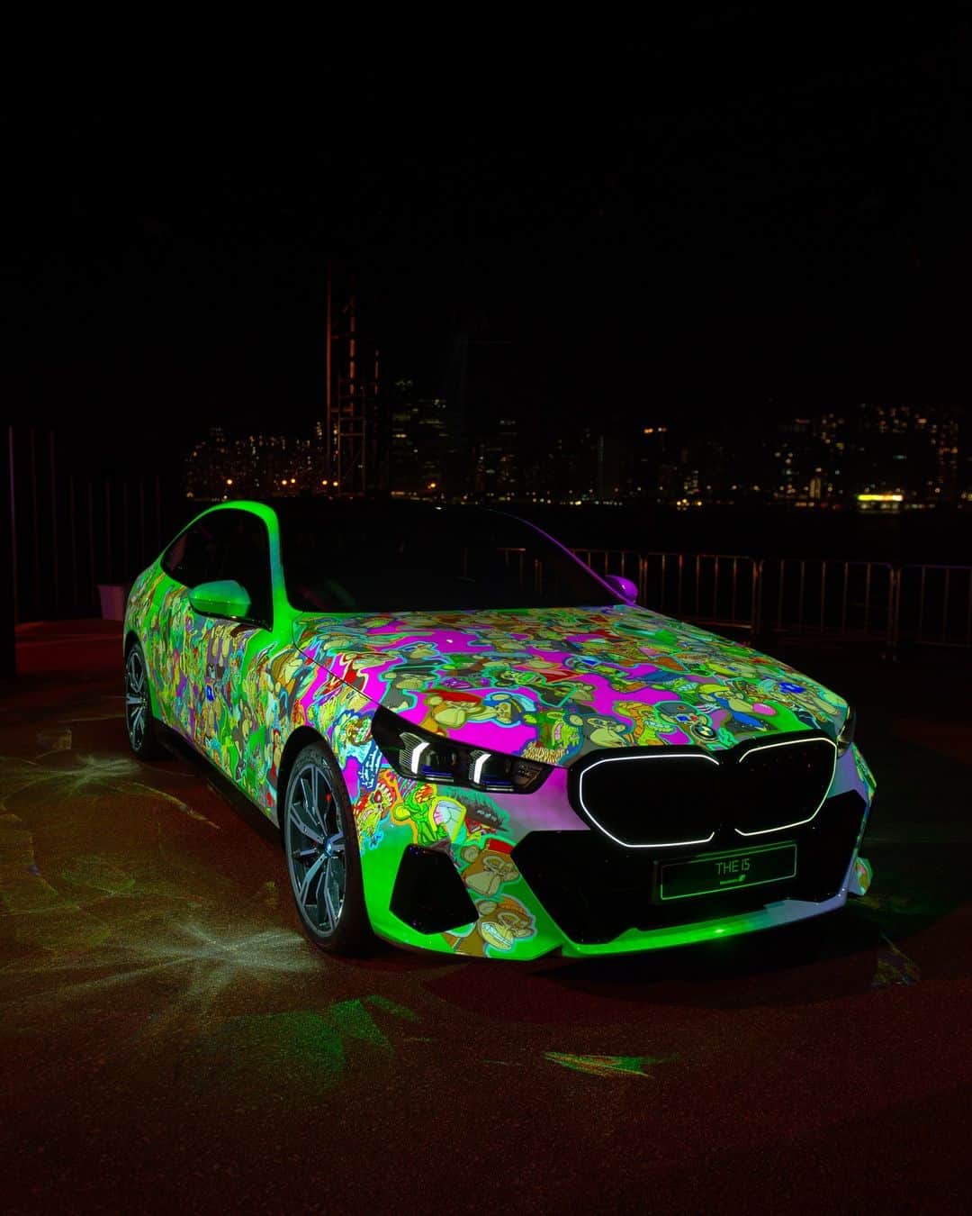 BMWのインスタグラム：「The BMW i5 got the Ape treatment this weekend, as the @boredapeyachtclub community gathered in Hong Kong for this year's #ApeFest. Together they built its unique digital wrap.  THE NEW BMW i5. 100% electric. #THENEWi5 #THEi5 #BMW #BMWi #BMWElectric #ApeFest2023 #ApeFestHK  __ BMW i5 M60 xDrive Sedan: Combined power consumption: 21.2–18.2 kWh/100 km. Combined CO2 emissions: 0 g/km. Electric range: 439–516 kilometers. All data according to WLTP. Further info: www.bmw.com/disclaimer」