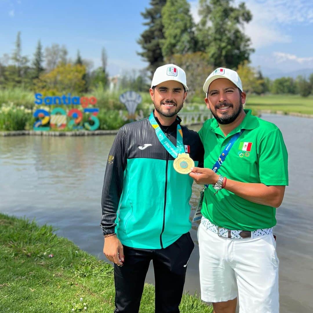 エイブラハム・アンサーのインスタグラム：「Cerrando el año con broche de oro…. Lit  Increíble semana en Chile, gran anfitriones!   ¡Vamos México!」