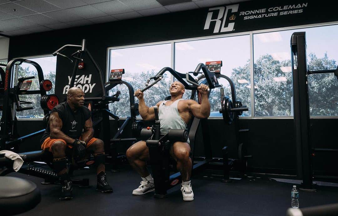 Phil Heathさんのインスタグラム写真 - (Phil HeathInstagram)「15 Olympia Titles 🏆 It’s always great getting together with my boy @philheath!! This was our first time ever training together but I’m for sure it won’t be our last…video of our back and bicep workout in the @panattaofficial gym dropping real soon on my YouTube channel…YEAH BUDDY 📸: @yourfriendcurtis」11月6日 7時11分 - philheath