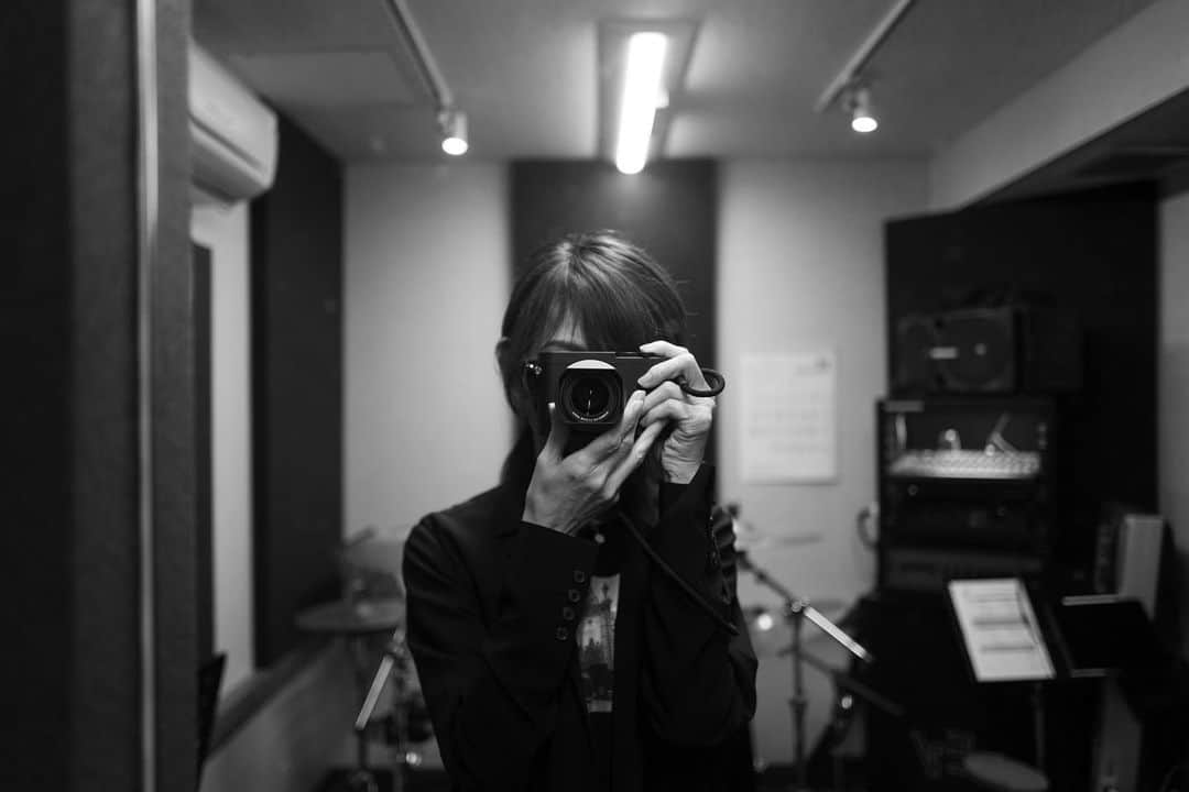 角田美喜のインスタグラム：「レッスンスタジオにて🥁往路PLYMOUTHと言うヴィンテージカーに出会いました😊アンティークですね✨ #plymouth」