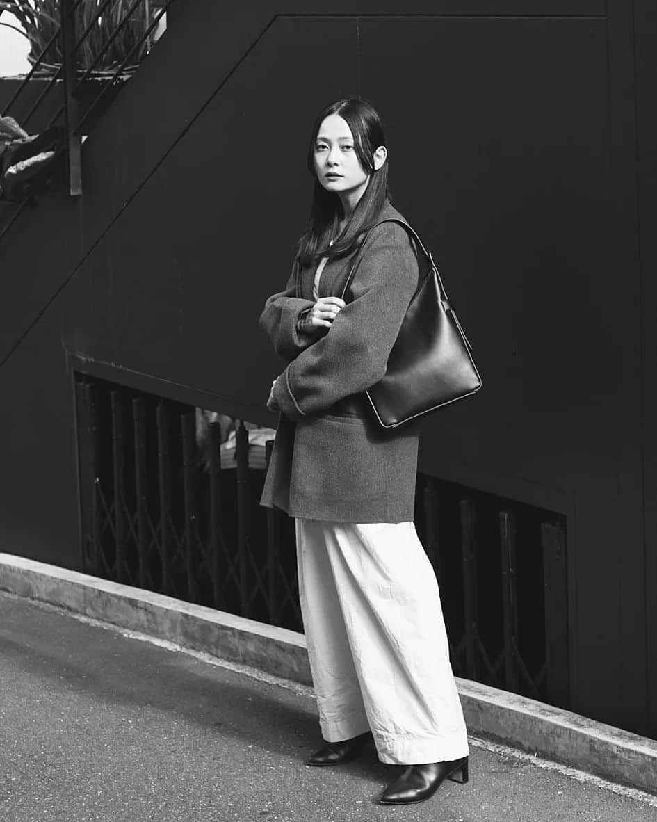 小川琴美のインスタグラム：「FASHIONISTA SNAPにて取り上げていただきました🩰  @lowellthings のアイテムを使って秋冬コーディネートを紹介しています  ぜひご覧ください」