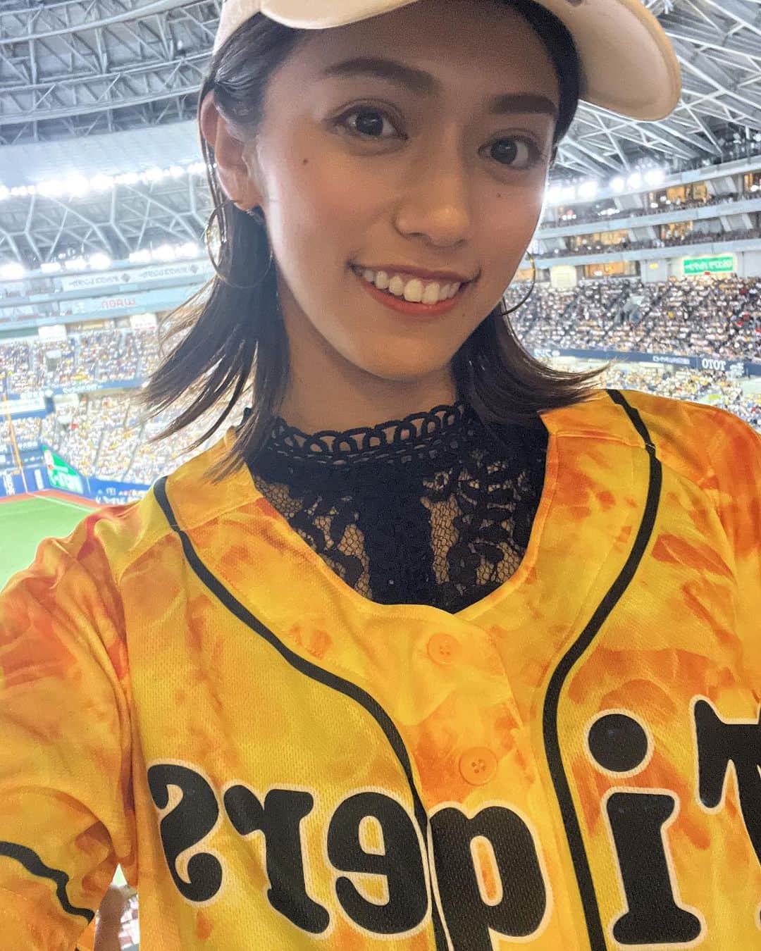 加納永美子のインスタグラム：「＿＿＿＿＿＿＿＿＿＿＿＿＿＿ 両方応援してただなんて都合のいいこと言うなって怒られるかもしれないけど、この2チームの日本シリーズだから毎日見てた⚾️  ただの関西人🐯🐮 両チームとも楽しませてくれてありがとう✨️  これは夏に京セラに観に行った時の写真！  また来年も野球観に行けたらいいな〜☺️  #日本シリーズ #日本シリーズ2023 #阪神タイガース #toraco #hanshintigers」