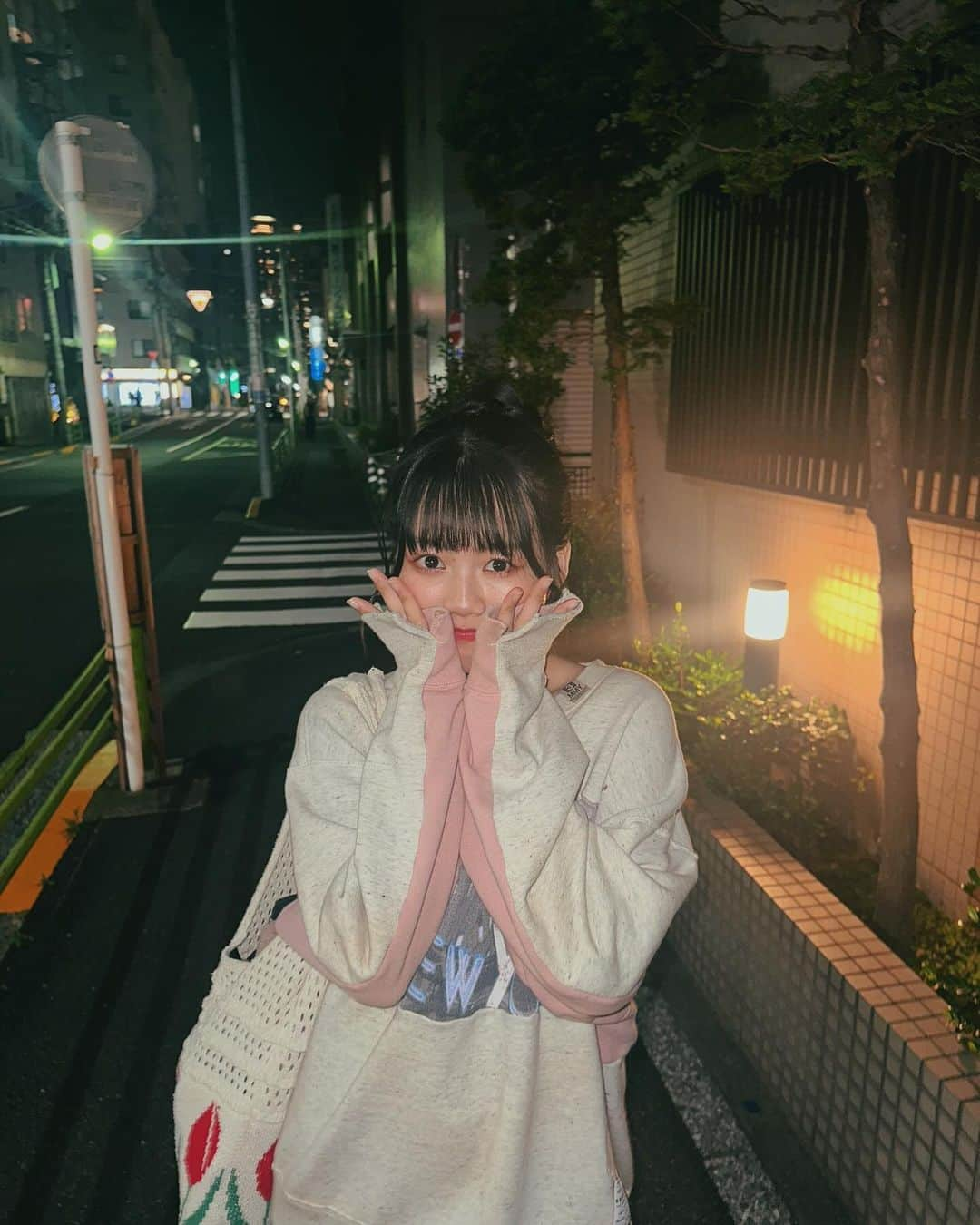 吉川ひよりのインスタグラム：「⁡ ⁡ ✿✿✿✿✿✿ ⁡ ⁡ 🌙📸⸜♥⸝ ⁡ ⁡ ラフなコーデっ♡ ⁡ 夜まで撮影してたよん！ 撮影中のBGMたくさんコレサワさん流してもらった〜♬ ⁡ 帰ったらお風呂でまったりしたいな〜🛁 ⁡ 明日も頑張るぞ〜🌼 ⁡ ⁡ ⁡ #piyochanstagram #今日のコーデ #おだんごヘア #フラッシュ ⁡」