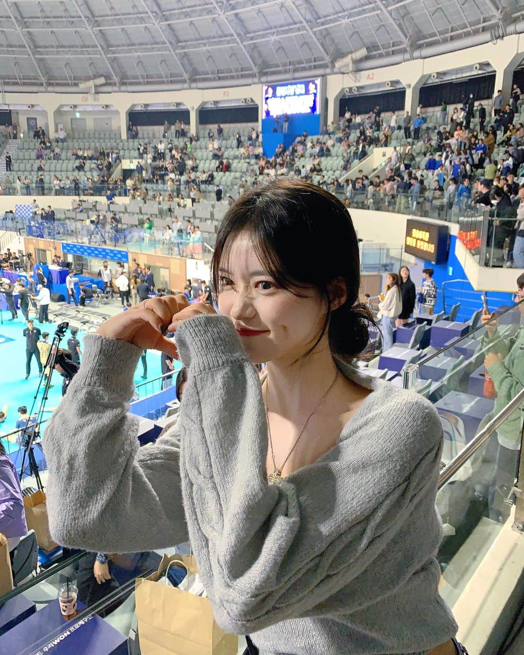 ノ・ジョンファさんのインスタグラム写真 - (ノ・ジョンファInstagram)「배구 처음 보러갔는데 이겼다 승요임 나 ..😇💙」11月5日 22時19分 - ro.junghwa