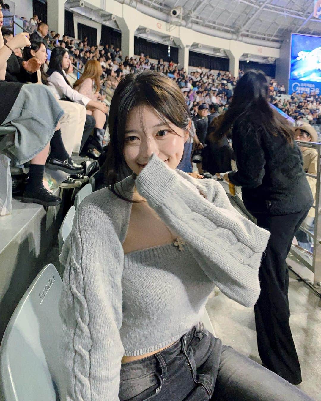 ノ・ジョンファさんのインスタグラム写真 - (ノ・ジョンファInstagram)「배구 처음 보러갔는데 이겼다 승요임 나 ..😇💙」11月5日 22時19分 - ro.junghwa