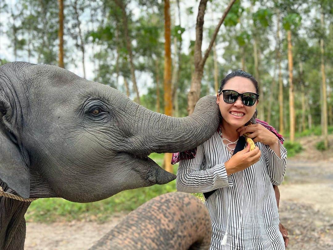 ケリー・タンのインスタグラム：「Got to spend some time with 🐘 in Phuket! This past few days has been amazing to take my mind off golf and actually just relax a little bit. Going to miss these time but I’ll be back 😍 next up 🇹🇭 ✈️ 🇺🇸  • • • #Thailand #Phuket #KtWeekOff #ElephantSanctuary #Joy #Love #BeachTime #FunTime」