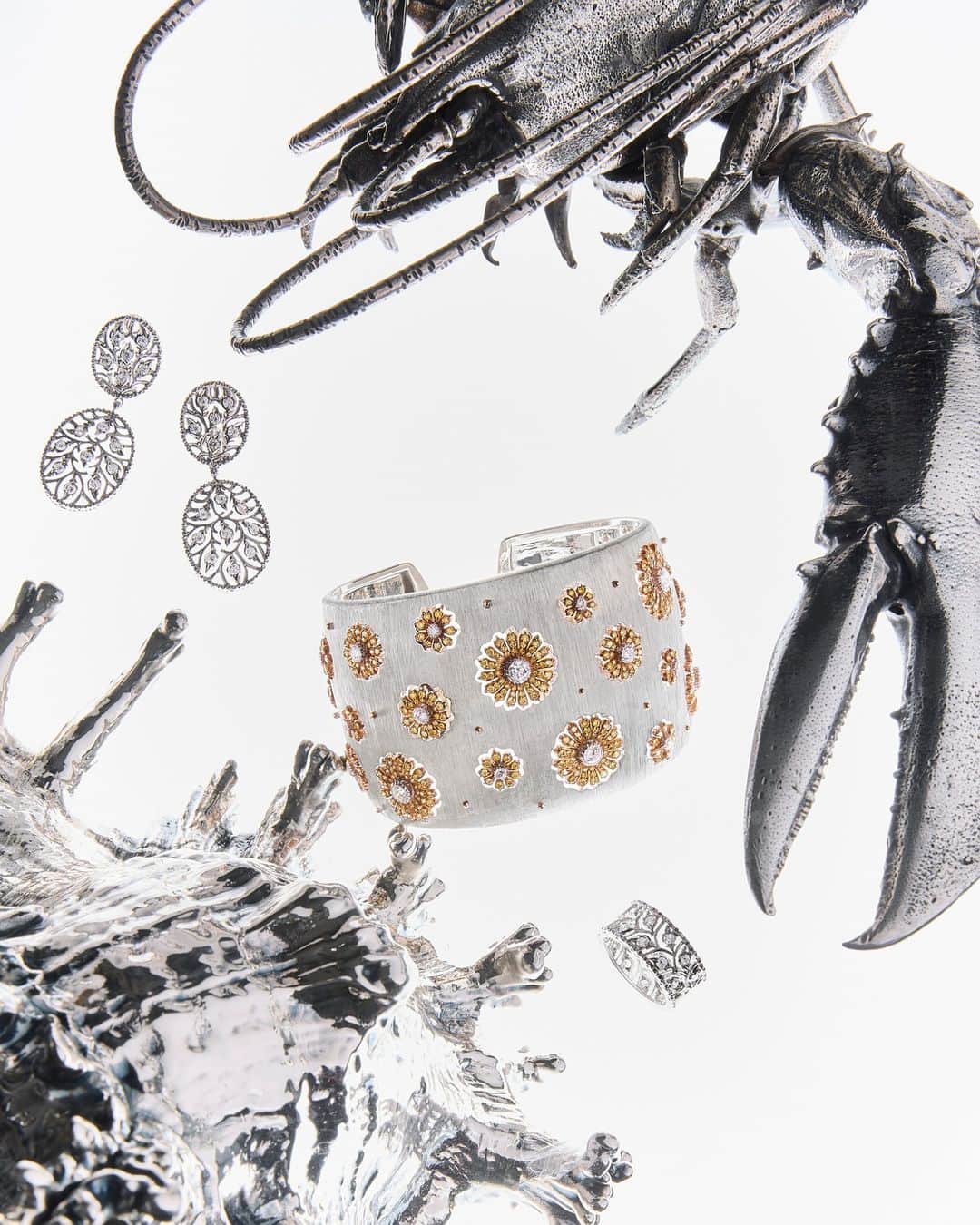 Harrodsさんのインスタグラム写真 - (HarrodsInstagram)「#Buccellati epitomises perfection. The Italian brand’s calling card is ultra-fine, meticulous hand craftsmanship, illustrated through the Ramage collection’s blooming branches and white gold cuffs. Such an approach is extended to its silverware, too, creating objets d’art through a jeweller’s lens with which to adorn your home.  Find it in Fine Jewellery on the Ground Floor and Home on the Third Floor.  #Harrods #HarrodsFineJewellery」11月5日 23時00分 - harrods